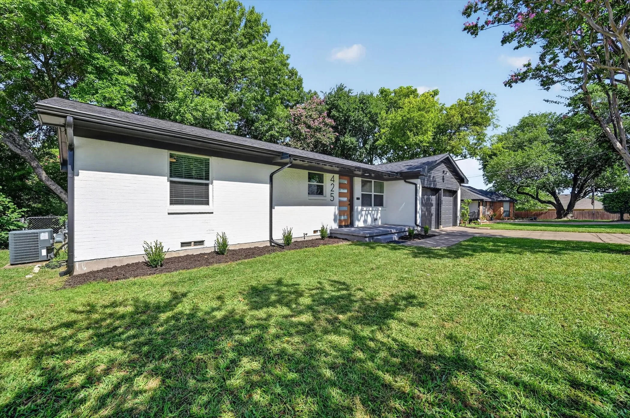 Single Family Residence For Sale in Collin County , 425 N Hamilton Street, Farmersville, Texas 75442, 3 Bedroom, 2 Bathroom, 2 Garage spaces, 1,374 Sqft, built in 1971, mls#21338655, Real Estate Agent in Farmersville, Homes For Sale in Collin county, Homes For Sale in Farmersville, Realtor in Farmersville Texas, Real Estate Brokerage Independent Realty Texas, Luminita Cordes Realtor