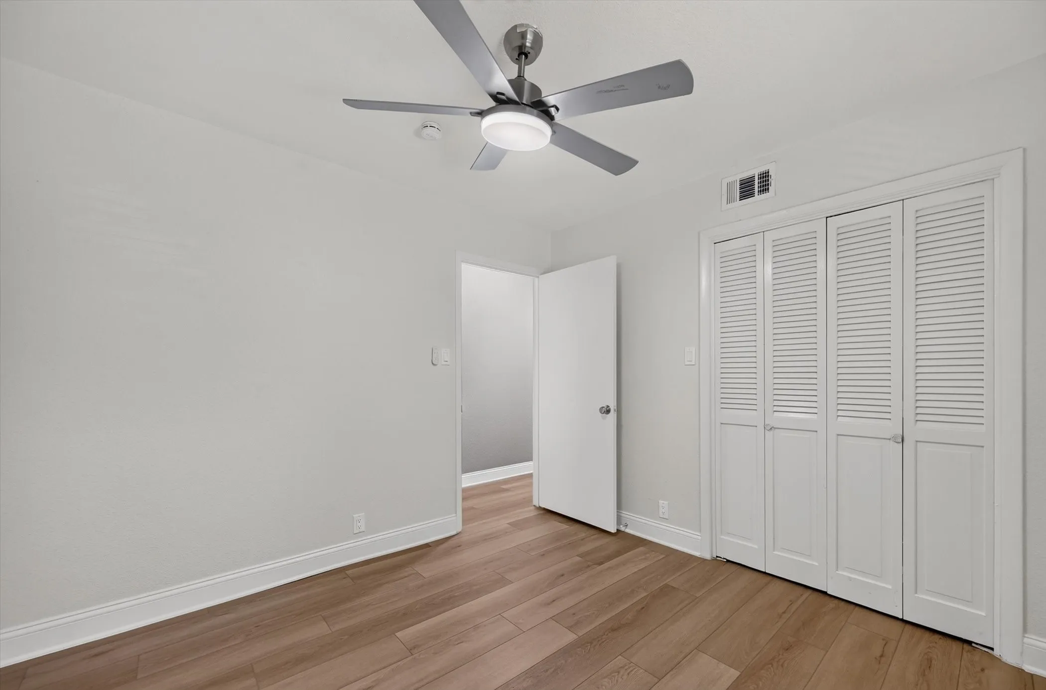 Single Family Residence For Sale in Collin County , 425 N Hamilton Street, Farmersville, Texas 75442, 3 Bedroom, 2 Bathroom, 2 Garage spaces, 1,374 Sqft, built in 1971, mls#21338655, Real Estate Agent in Farmersville, Homes For Sale in Collin county, Homes For Sale in Farmersville, Realtor in Farmersville Texas, Real Estate Brokerage Independent Realty Texas, Luminita Cordes Realtor