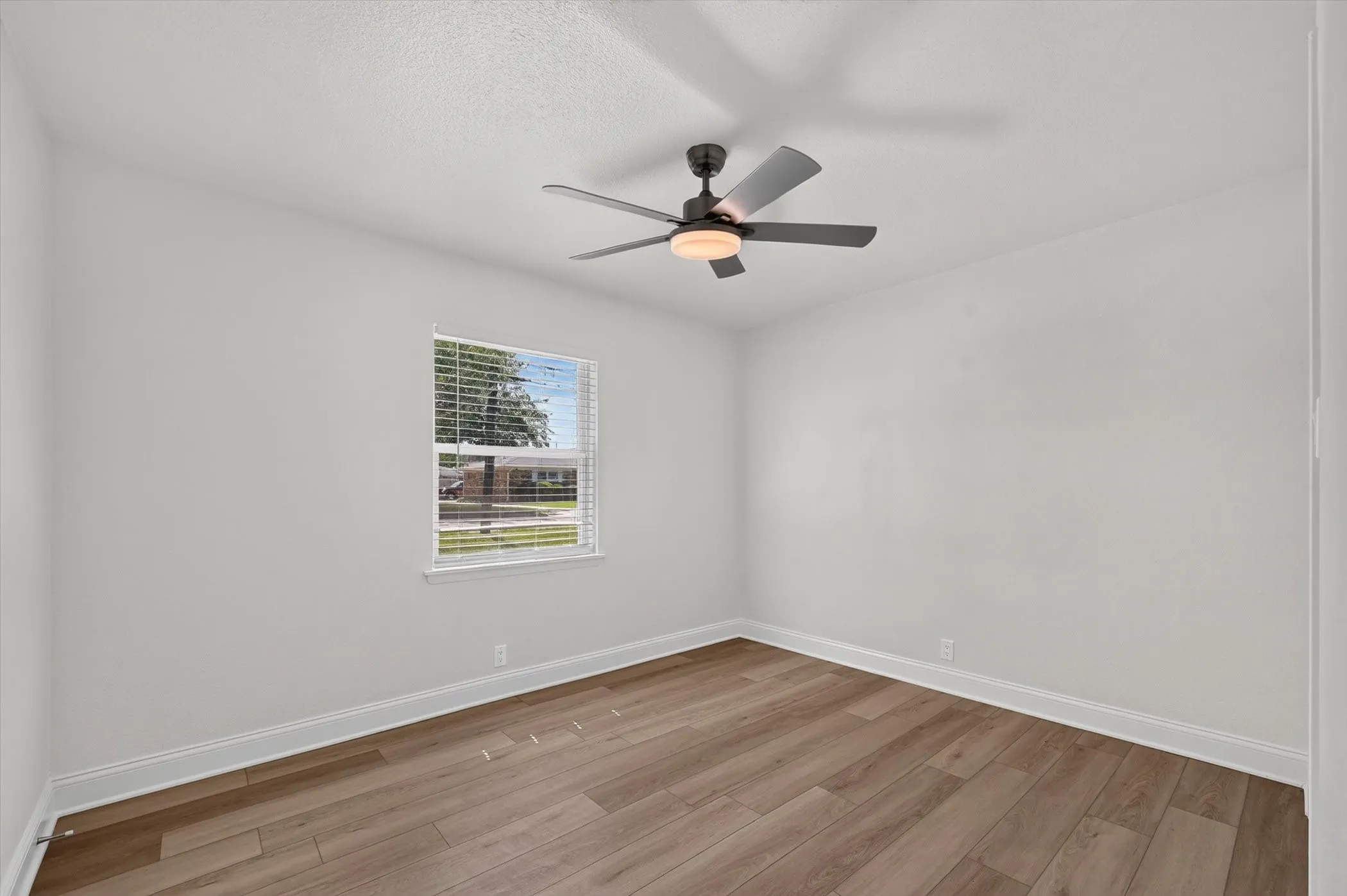 Single Family Residence For Sale in Collin County , 425 N Hamilton Street, Farmersville, Texas 75442, 3 Bedroom, 2 Bathroom, 2 Garage spaces, 1,374 Sqft, built in 1971, mls#21338655, Real Estate Agent in Farmersville, Homes For Sale in Collin county, Homes For Sale in Farmersville, Realtor in Farmersville Texas, Real Estate Brokerage Independent Realty Texas, Luminita Cordes Realtor