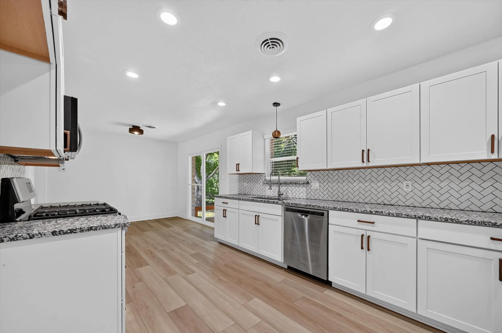 Single Family Residence For Sale in Collin County , 425 N Hamilton Street, Farmersville, Texas 75442, 3 Bedroom, 2 Bathroom, 2 Garage spaces, 1,374 Sqft, built in 1971, mls#21338655, Real Estate Agent in Farmersville, Homes For Sale in Collin county, Homes For Sale in Farmersville, Realtor in Farmersville Texas, Real Estate Brokerage Independent Realty Texas, Luminita Cordes Realtor