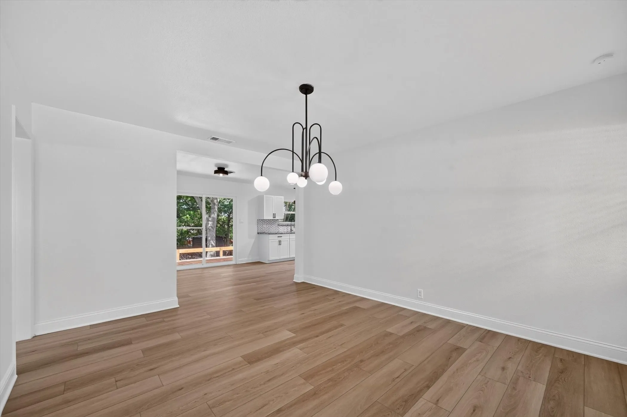 Single Family Residence For Sale in Collin County , 425 N Hamilton Street, Farmersville, Texas 75442, 3 Bedroom, 2 Bathroom, 2 Garage spaces, 1,374 Sqft, built in 1971, mls#21338655, Real Estate Agent in Farmersville, Homes For Sale in Collin county, Homes For Sale in Farmersville, Realtor in Farmersville Texas, Real Estate Brokerage Independent Realty Texas, Luminita Cordes Realtor