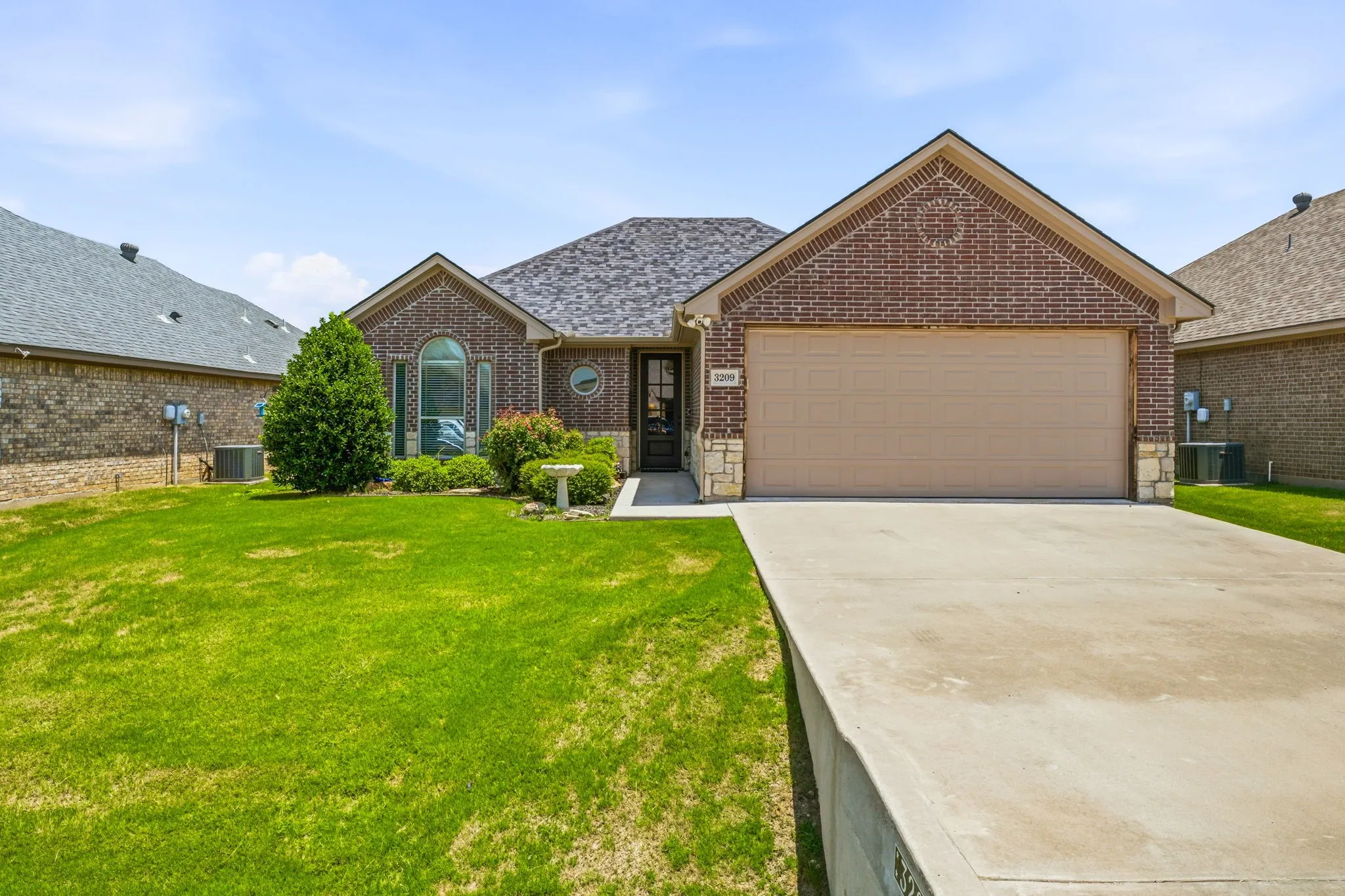 Single Family Residence For Sale in Hood County , 3209 Main Street, Granbury, Texas 76049, 3 Bedroom, 2 Bathroom, 2 Garage spaces, 1,492 Sqft, built in 2017, mls#21338235, Real Estate Agent in Granbury, Homes For Sale in Hood county, Homes For Sale in Granbury, Realtor in Granbury Texas, Real Estate Brokerage Independent Realty Texas, Luminita Cordes Realtor