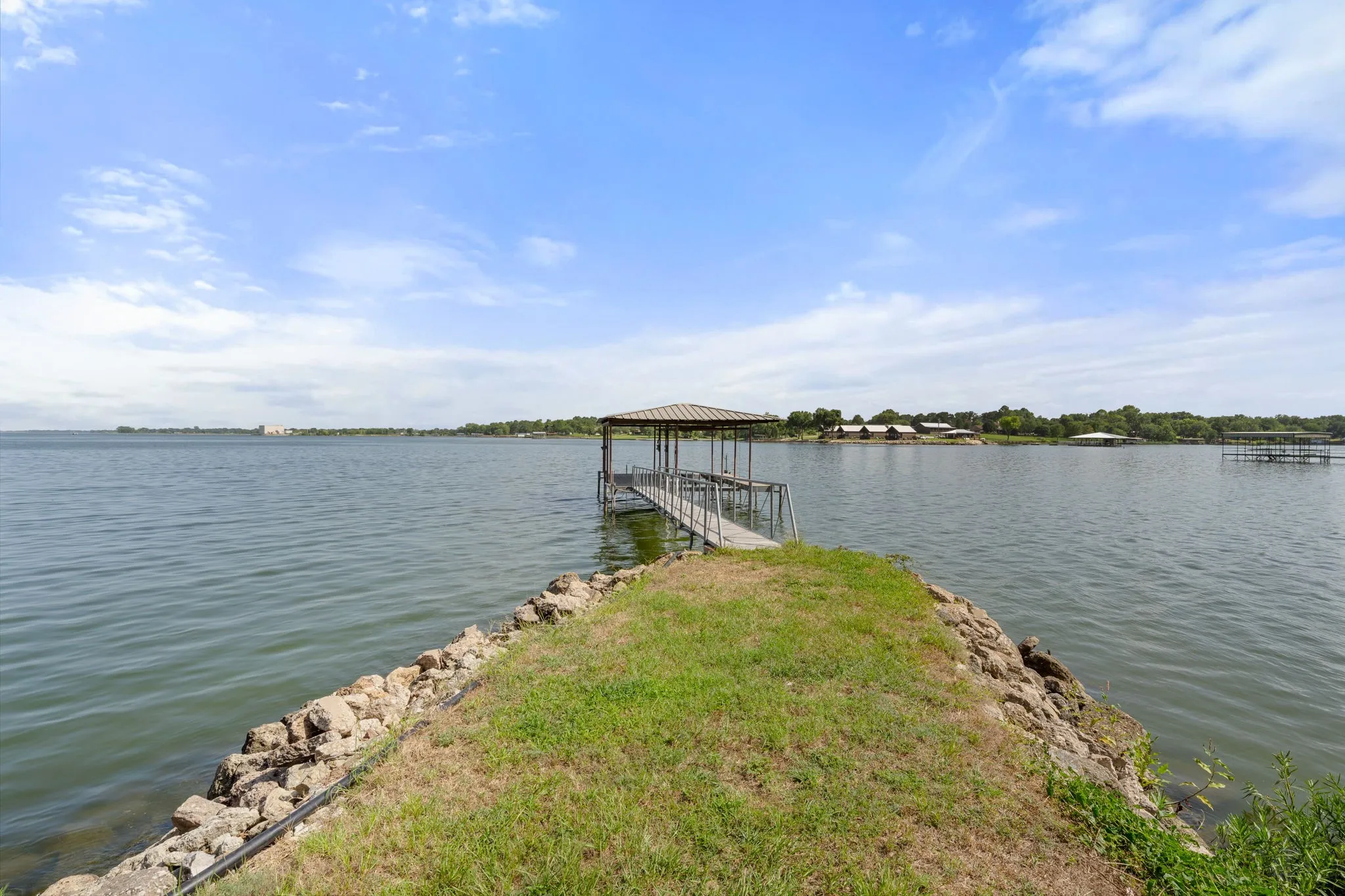 Single Family Residence For Sale in Van Zandt County , 3935 Autumn Point Drive, Wills Point, Texas 75169, 3 Bedroom, 3 Bathroom, 2 Garage spaces, 1,816 Sqft, built in 1973, mls#21332301, Real Estate Agent in Wills Point, Homes For Sale in Van Zandt county, Homes For Sale in Wills Point, Realtor in Wills Point Texas, Real Estate Brokerage Independent Realty Texas, Luminita Cordes Realtor