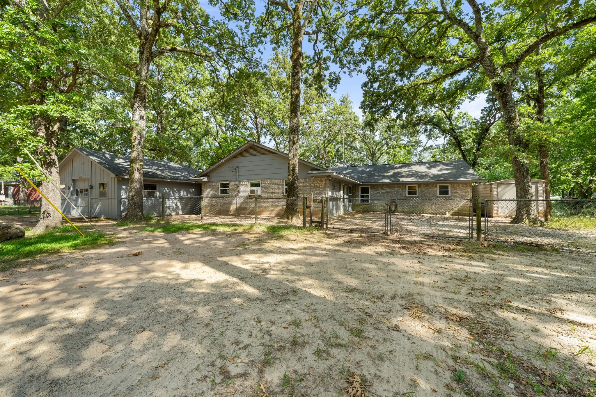 Single Family Residence For Sale in Van Zandt County , 3935 Autumn Point Drive, Wills Point, Texas 75169, 3 Bedroom, 3 Bathroom, 2 Garage spaces, 1,816 Sqft, built in 1973, mls#21332301, Real Estate Agent in Wills Point, Homes For Sale in Van Zandt county, Homes For Sale in Wills Point, Realtor in Wills Point Texas, Real Estate Brokerage Independent Realty Texas, Luminita Cordes Realtor