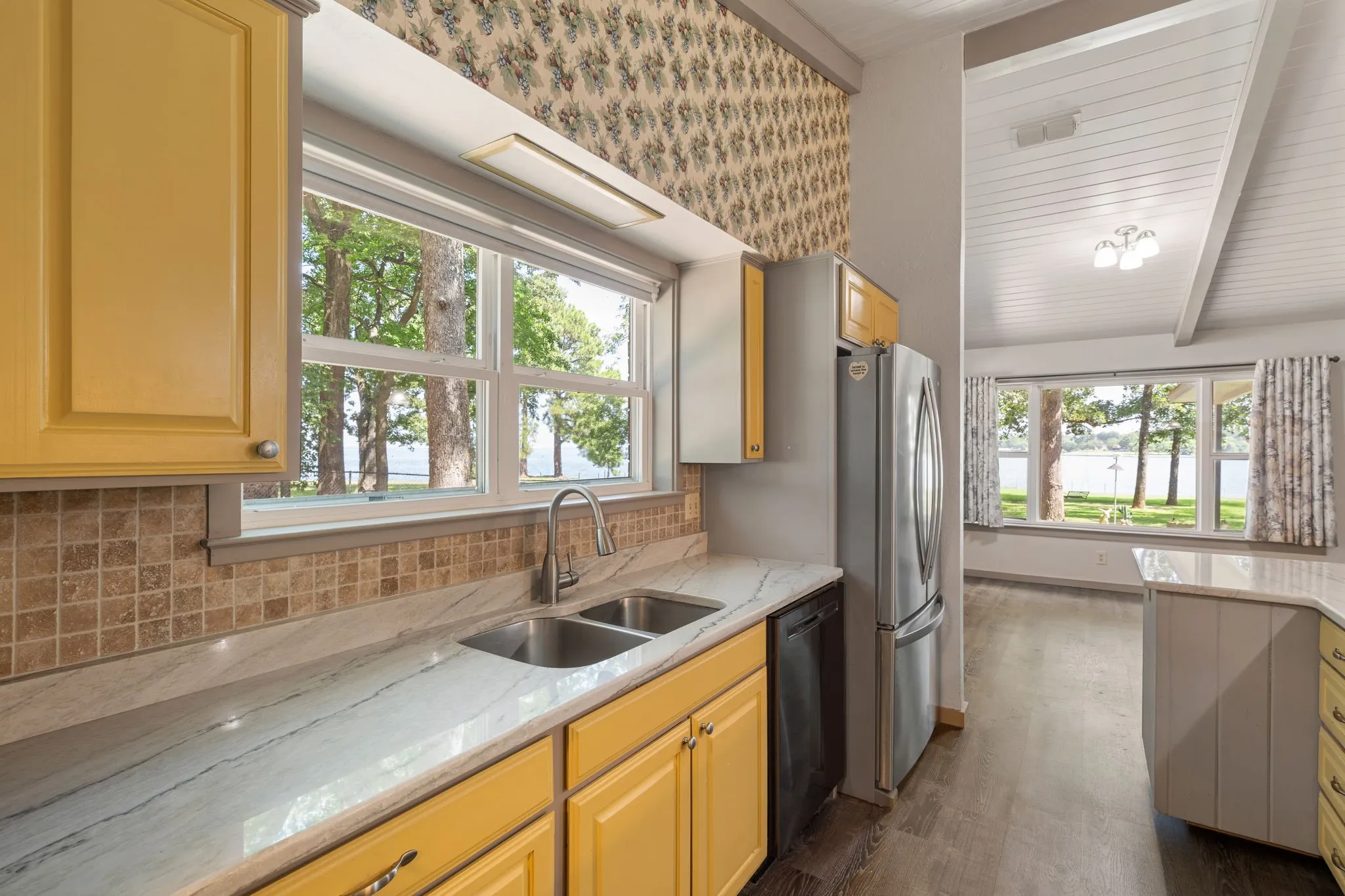 Single Family Residence For Sale in Van Zandt County , 3935 Autumn Point Drive, Wills Point, Texas 75169, 3 Bedroom, 3 Bathroom, 2 Garage spaces, 1,816 Sqft, built in 1973, mls#21332301, Real Estate Agent in Wills Point, Homes For Sale in Van Zandt county, Homes For Sale in Wills Point, Realtor in Wills Point Texas, Real Estate Brokerage Independent Realty Texas, Luminita Cordes Realtor