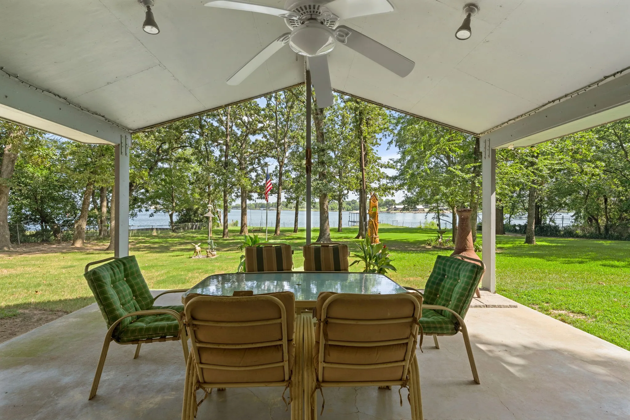 Single Family Residence For Sale in Van Zandt County , 3935 Autumn Point Drive, Wills Point, Texas 75169, 3 Bedroom, 3 Bathroom, 2 Garage spaces, 1,816 Sqft, built in 1973, mls#21332301, Real Estate Agent in Wills Point, Homes For Sale in Van Zandt county, Homes For Sale in Wills Point, Realtor in Wills Point Texas, Real Estate Brokerage Independent Realty Texas, Luminita Cordes Realtor