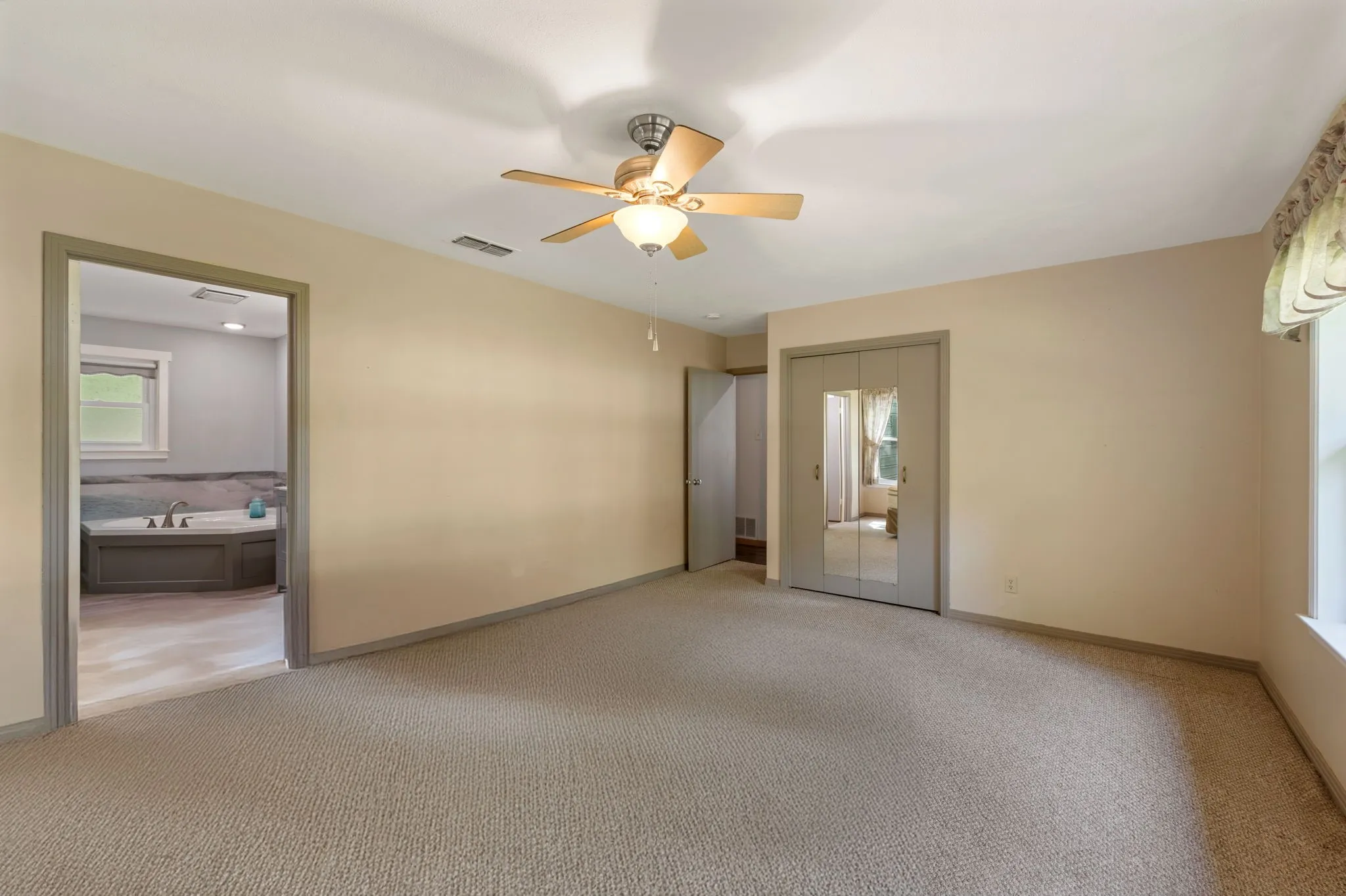 Single Family Residence For Sale in Van Zandt County , 3935 Autumn Point Drive, Wills Point, Texas 75169, 3 Bedroom, 3 Bathroom, 2 Garage spaces, 1,816 Sqft, built in 1973, mls#21332301, Real Estate Agent in Wills Point, Homes For Sale in Van Zandt county, Homes For Sale in Wills Point, Realtor in Wills Point Texas, Real Estate Brokerage Independent Realty Texas, Luminita Cordes Realtor
