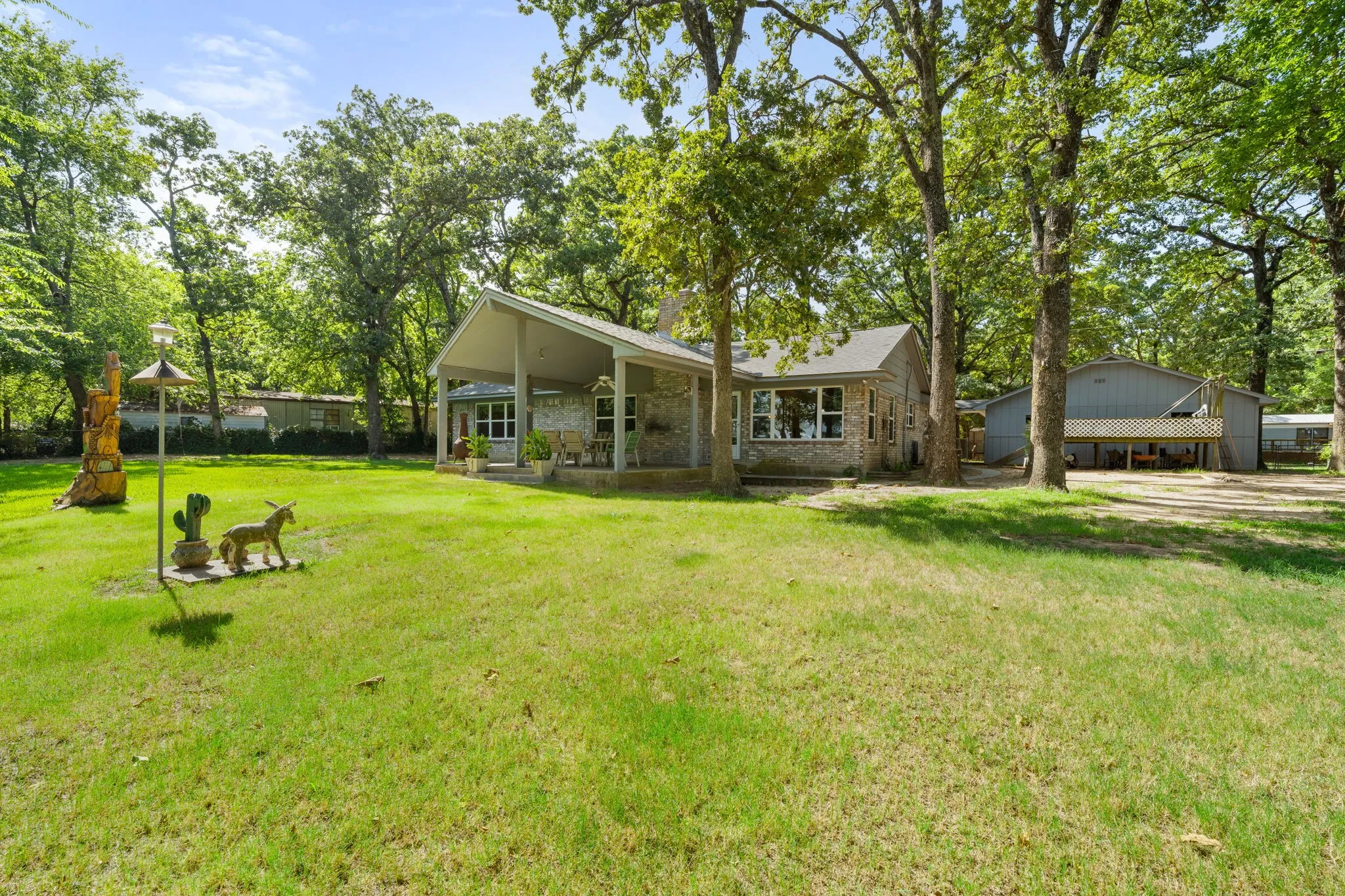 Single Family Residence For Sale in Van Zandt County , 3935 Autumn Point Drive, Wills Point, Texas 75169, 3 Bedroom, 3 Bathroom, 2 Garage spaces, 1,816 Sqft, built in 1973, mls#21332301, Real Estate Agent in Wills Point, Homes For Sale in Van Zandt county, Homes For Sale in Wills Point, Realtor in Wills Point Texas, Real Estate Brokerage Independent Realty Texas, Luminita Cordes Realtor