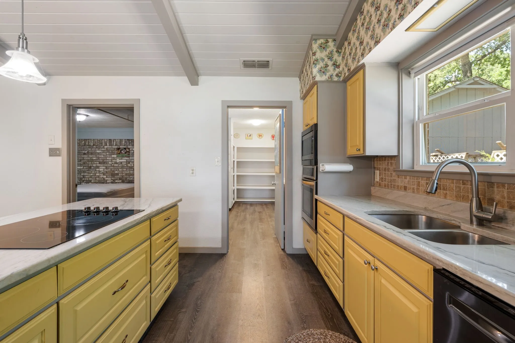 Single Family Residence For Sale in Van Zandt County , 3935 Autumn Point Drive, Wills Point, Texas 75169, 3 Bedroom, 3 Bathroom, 2 Garage spaces, 1,816 Sqft, built in 1973, mls#21332301, Real Estate Agent in Wills Point, Homes For Sale in Van Zandt county, Homes For Sale in Wills Point, Realtor in Wills Point Texas, Real Estate Brokerage Independent Realty Texas, Luminita Cordes Realtor