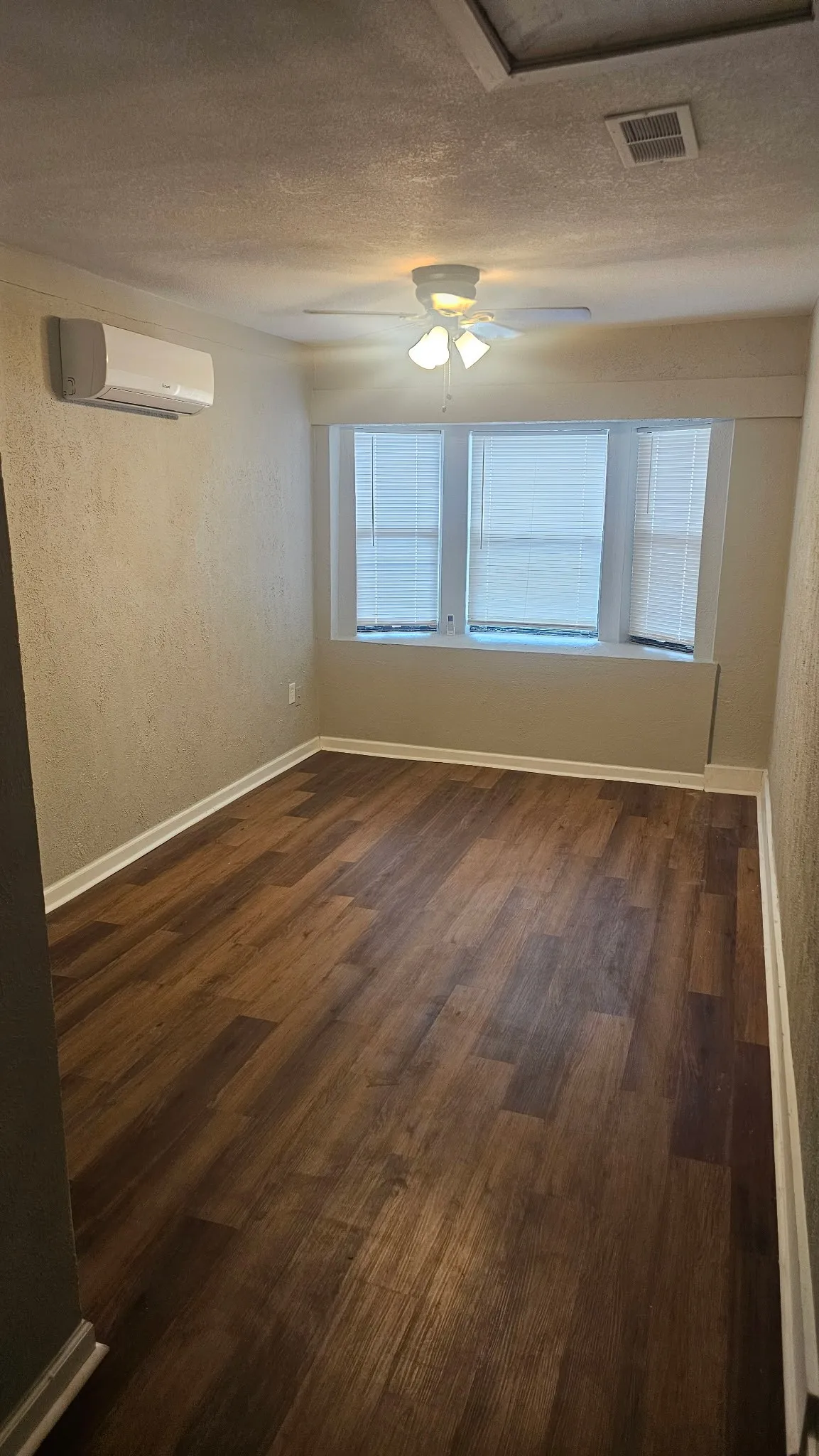 Single Family Residence For Rent in Tarrant County , 5604 Oak Grove Road, Fort Worth, Texas 76134, 4 Bedroom, 2 Bathroom, 1 Garage spaces, 1,462 Sqft, built in 1960, mls#21338868, Real Estate Agent in Fort Worth, Homes For Rent in Tarrant county, Homes For Rent in Fort Worth, Realtor in Fort Worth Texas, Real Estate Brokerage Independent Realty Texas, Luminita Cordes Realtor