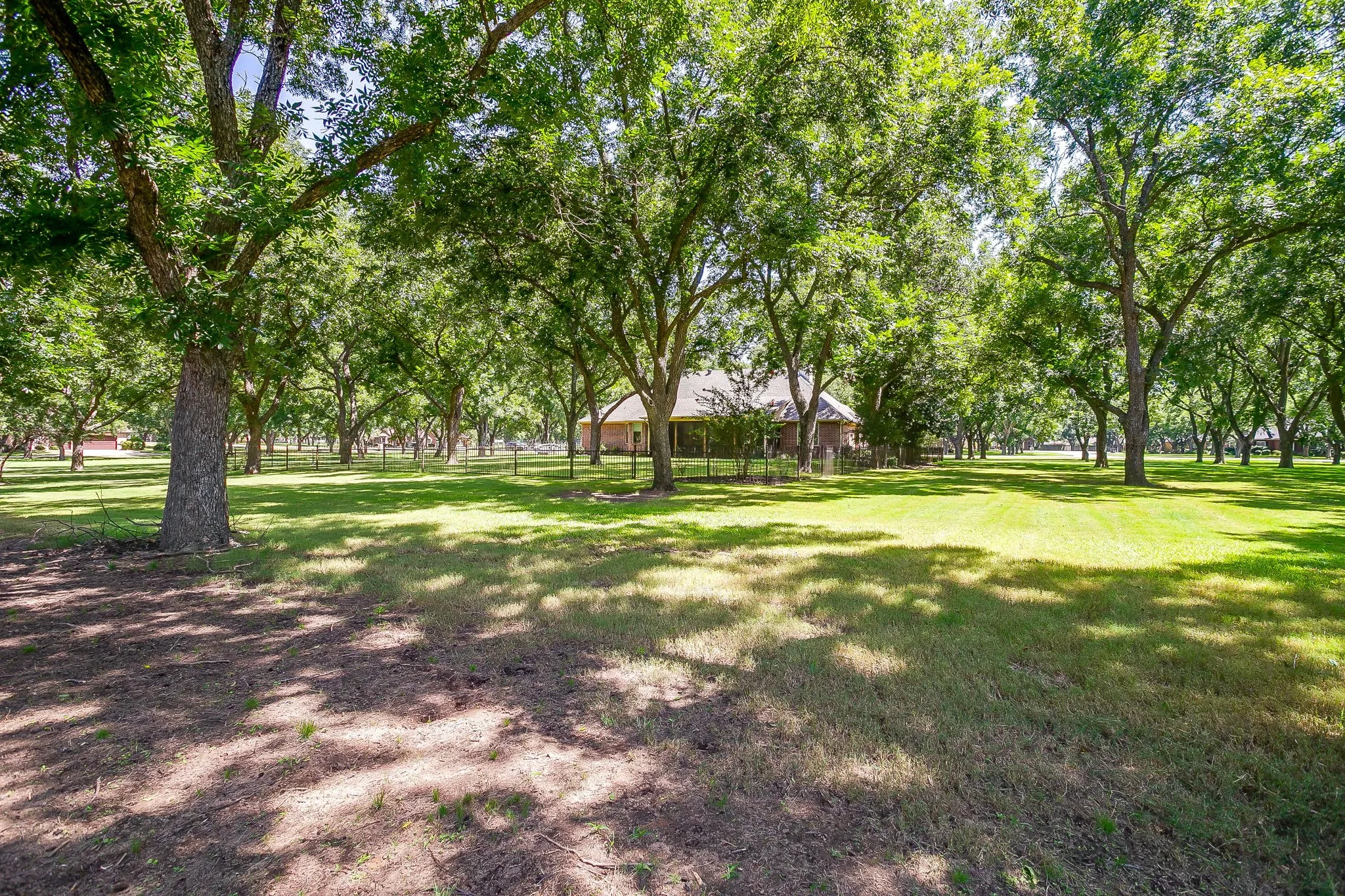 Single Family Residence For Sale in Hood County , 7406 Hampton Drive, Granbury, Texas 76049, 3 Bedroom, 2 Bathroom, 2 Garage spaces, 2,724 Sqft, built in 2003, mls#21302317, Real Estate Agent in Granbury, Homes For Sale in Hood county, Homes For Sale in Granbury, Realtor in Granbury Texas, Real Estate Brokerage Independent Realty Texas, Luminita Cordes Realtor