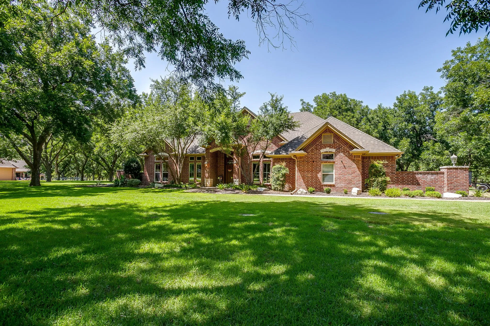 Single Family Residence For Sale in Hood County , 7406 Hampton Drive, Granbury, Texas 76049, 3 Bedroom, 2 Bathroom, 2 Garage spaces, 2,724 Sqft, built in 2003, mls#21302317, Real Estate Agent in Granbury, Homes For Sale in Hood county, Homes For Sale in Granbury, Realtor in Granbury Texas, Real Estate Brokerage Independent Realty Texas, Luminita Cordes Realtor