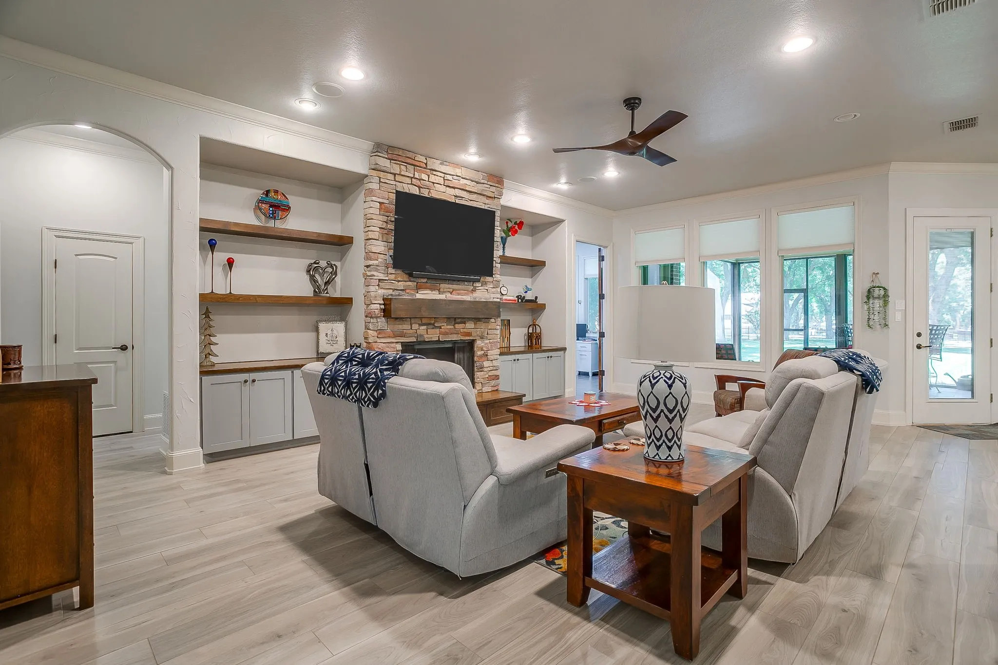 Single Family Residence For Sale in Hood County , 7406 Hampton Drive, Granbury, Texas 76049, 3 Bedroom, 2 Bathroom, 2 Garage spaces, 2,724 Sqft, built in 2003, mls#21302317, Real Estate Agent in Granbury, Homes For Sale in Hood county, Homes For Sale in Granbury, Realtor in Granbury Texas, Real Estate Brokerage Independent Realty Texas, Luminita Cordes Realtor