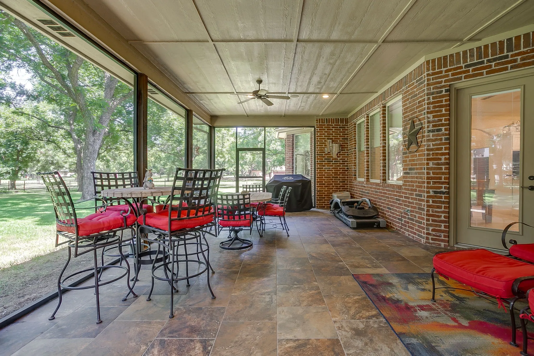 Single Family Residence For Sale in Hood County , 7406 Hampton Drive, Granbury, Texas 76049, 3 Bedroom, 2 Bathroom, 2 Garage spaces, 2,724 Sqft, built in 2003, mls#21302317, Real Estate Agent in Granbury, Homes For Sale in Hood county, Homes For Sale in Granbury, Realtor in Granbury Texas, Real Estate Brokerage Independent Realty Texas, Luminita Cordes Realtor