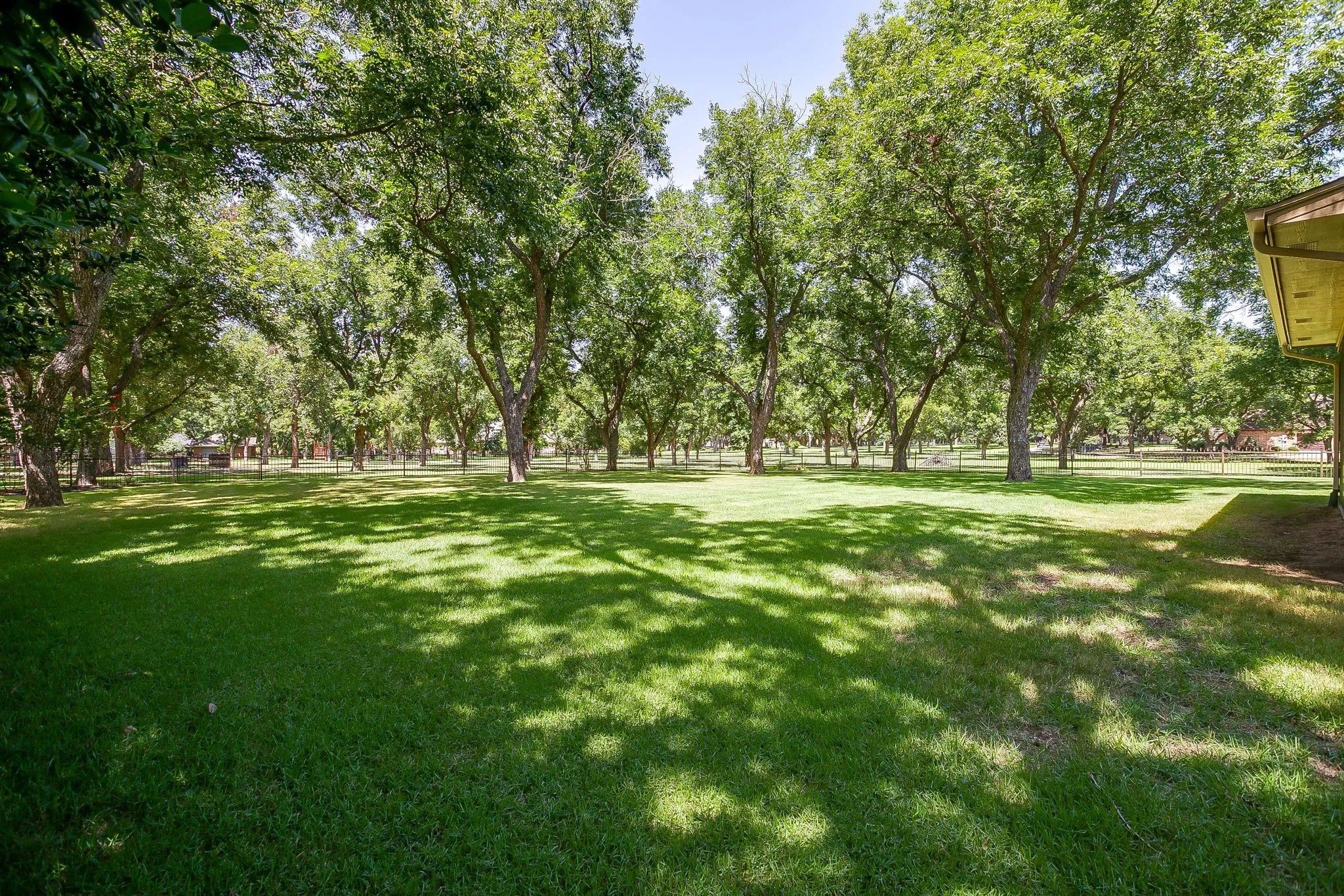 Single Family Residence For Sale in Hood County , 7406 Hampton Drive, Granbury, Texas 76049, 3 Bedroom, 2 Bathroom, 2 Garage spaces, 2,724 Sqft, built in 2003, mls#21302317, Real Estate Agent in Granbury, Homes For Sale in Hood county, Homes For Sale in Granbury, Realtor in Granbury Texas, Real Estate Brokerage Independent Realty Texas, Luminita Cordes Realtor