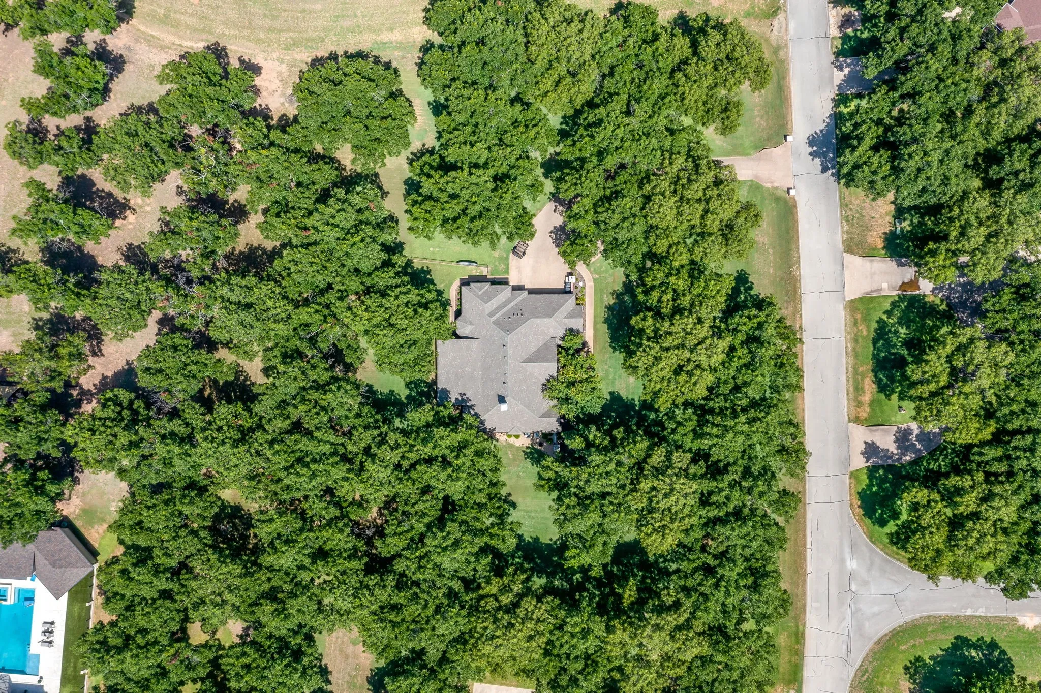 Single Family Residence For Sale in Hood County , 7406 Hampton Drive, Granbury, Texas 76049, 3 Bedroom, 2 Bathroom, 2 Garage spaces, 2,724 Sqft, built in 2003, mls#21302317, Real Estate Agent in Granbury, Homes For Sale in Hood county, Homes For Sale in Granbury, Realtor in Granbury Texas, Real Estate Brokerage Independent Realty Texas, Luminita Cordes Realtor