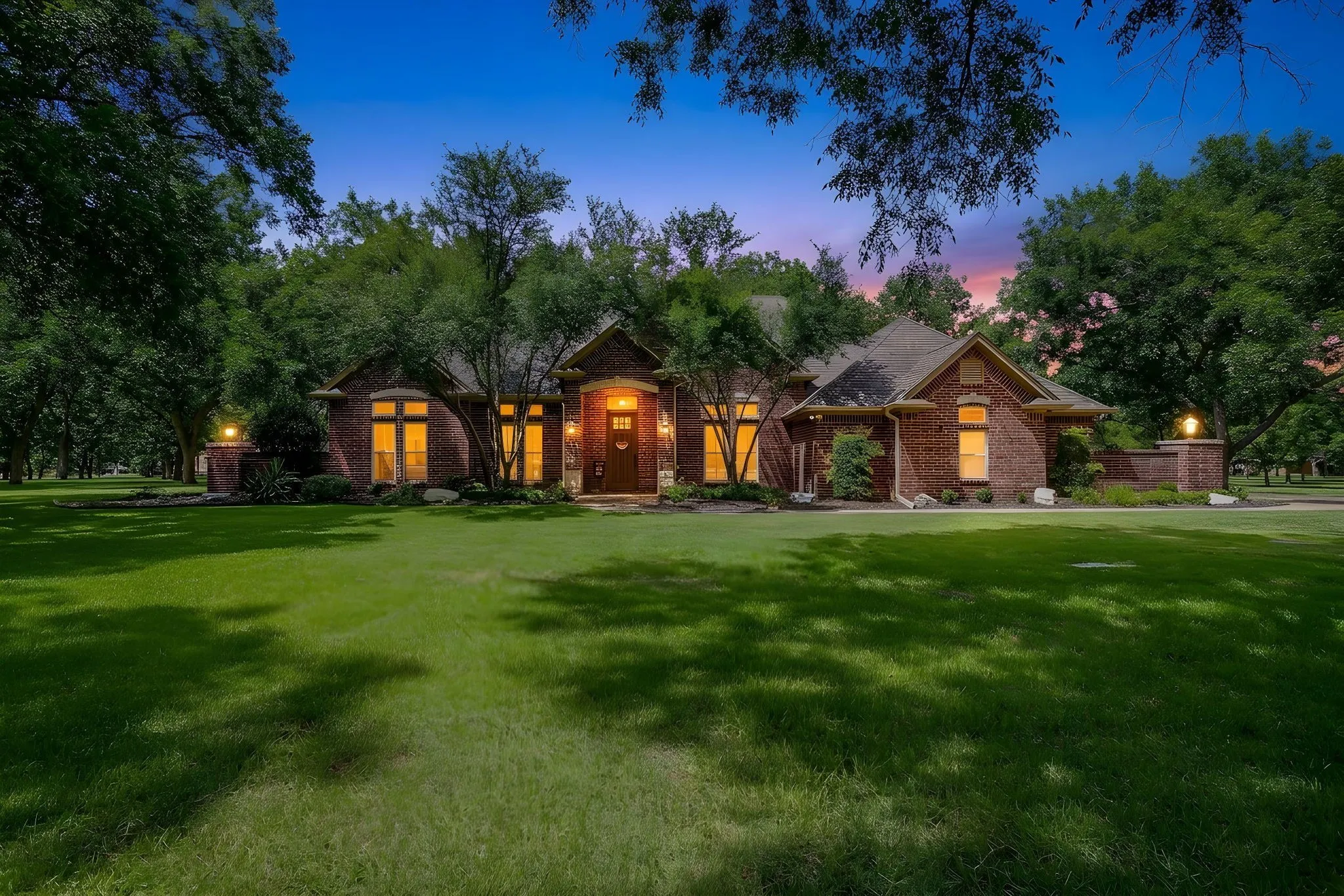 Single Family Residence For Sale in Hood County , 7406 Hampton Drive, Granbury, Texas 76049, 3 Bedroom, 2 Bathroom, 2 Garage spaces, 2,724 Sqft, built in 2003, mls#21302317, Real Estate Agent in Granbury, Homes For Sale in Hood county, Homes For Sale in Granbury, Realtor in Granbury Texas, Real Estate Brokerage Independent Realty Texas, Luminita Cordes Realtor