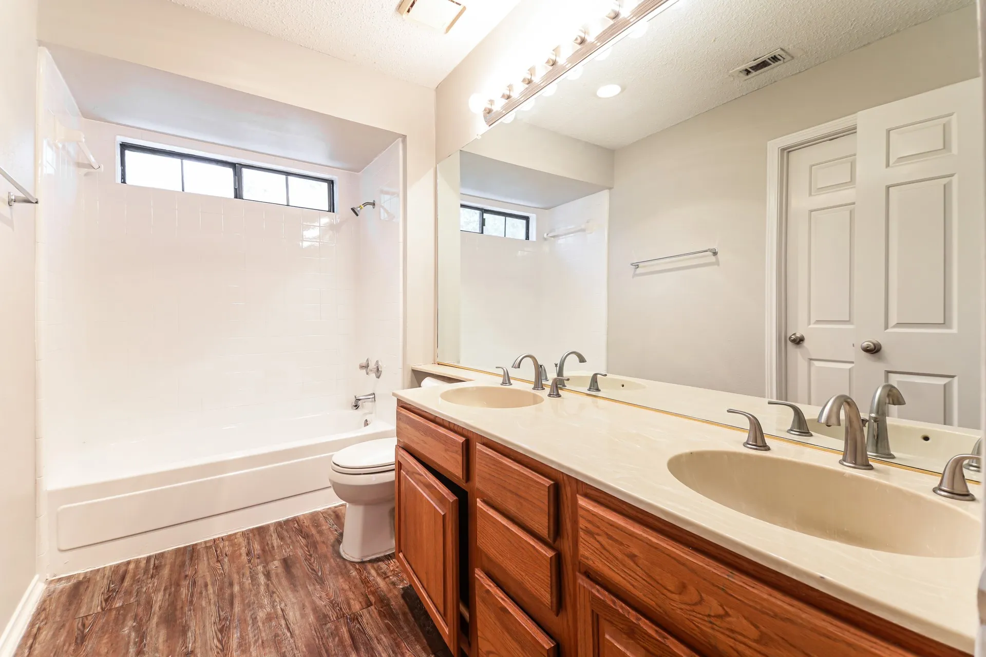 Single Family Residence For Rent in Dallas County , 1403 Bradford Place, Mesquite, Texas 75149, 4 Bedroom, 3 Bathroom, 2 Garage spaces, 2,448 Sqft, built in 1987, mls#21338871, Real Estate Agent in Mesquite, Homes For Rent in Dallas county, Homes For Rent in Mesquite, Realtor in Mesquite Texas, Real Estate Brokerage Independent Realty Texas, Luminita Cordes Realtor