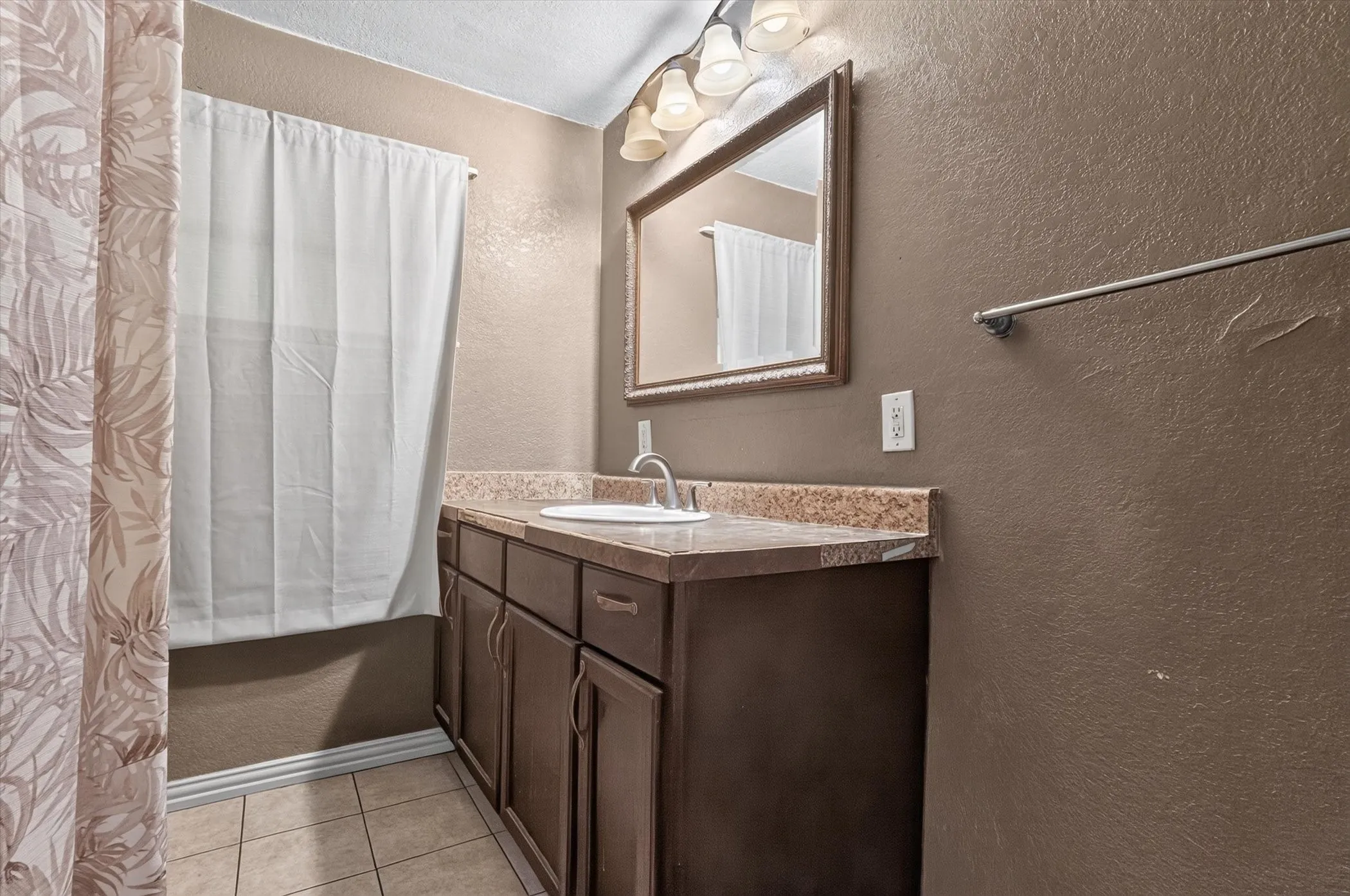 Single Family Residence For Sale in Dallas County , 1029 S Bryan Street, Mesquite, Texas 75149, 4 Bedroom, 2 Bathroom, Garage spaces, 1,906 Sqft, built in 1957, mls#21338670, Real Estate Agent in Mesquite, Homes For Sale in Dallas county, Homes For Sale in Mesquite, Realtor in Mesquite Texas, Real Estate Brokerage Independent Realty Texas, Luminita Cordes Realtor