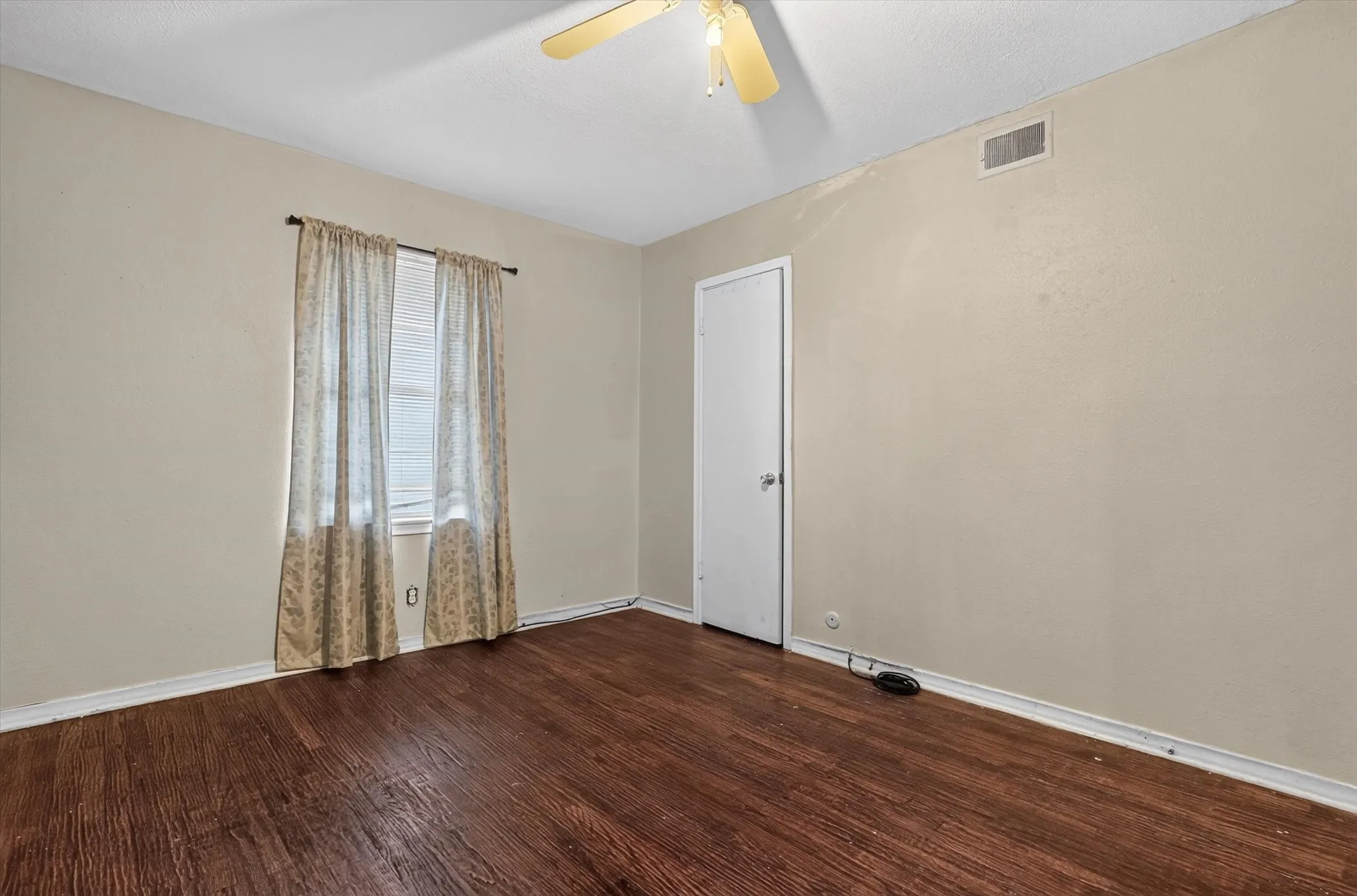Single Family Residence For Sale in Dallas County , 1029 S Bryan Street, Mesquite, Texas 75149, 4 Bedroom, 2 Bathroom, Garage spaces, 1,906 Sqft, built in 1957, mls#21338670, Real Estate Agent in Mesquite, Homes For Sale in Dallas county, Homes For Sale in Mesquite, Realtor in Mesquite Texas, Real Estate Brokerage Independent Realty Texas, Luminita Cordes Realtor