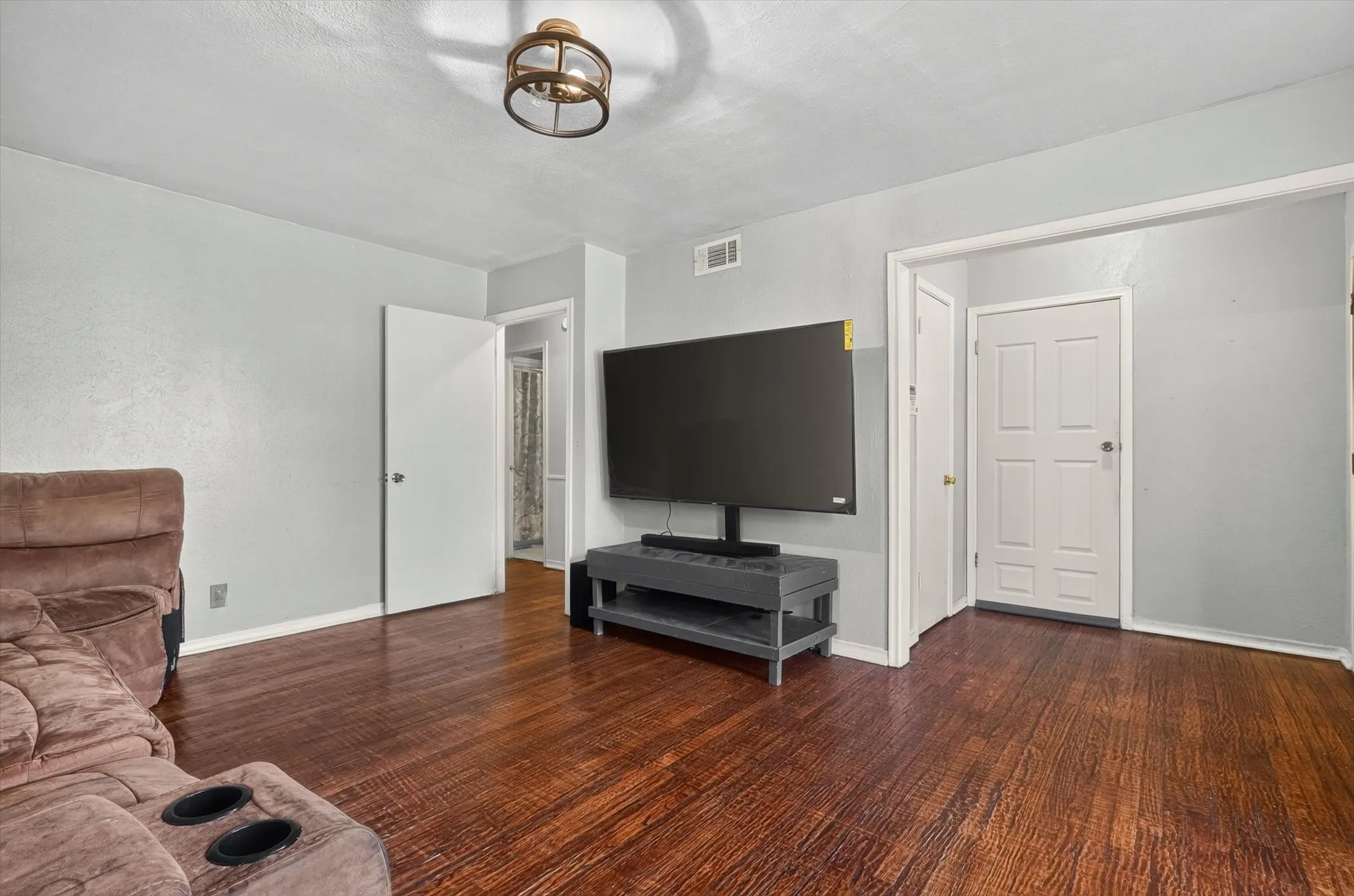 Single Family Residence For Sale in Dallas County , 1029 S Bryan Street, Mesquite, Texas 75149, 4 Bedroom, 2 Bathroom, Garage spaces, 1,906 Sqft, built in 1957, mls#21338670, Real Estate Agent in Mesquite, Homes For Sale in Dallas county, Homes For Sale in Mesquite, Realtor in Mesquite Texas, Real Estate Brokerage Independent Realty Texas, Luminita Cordes Realtor
