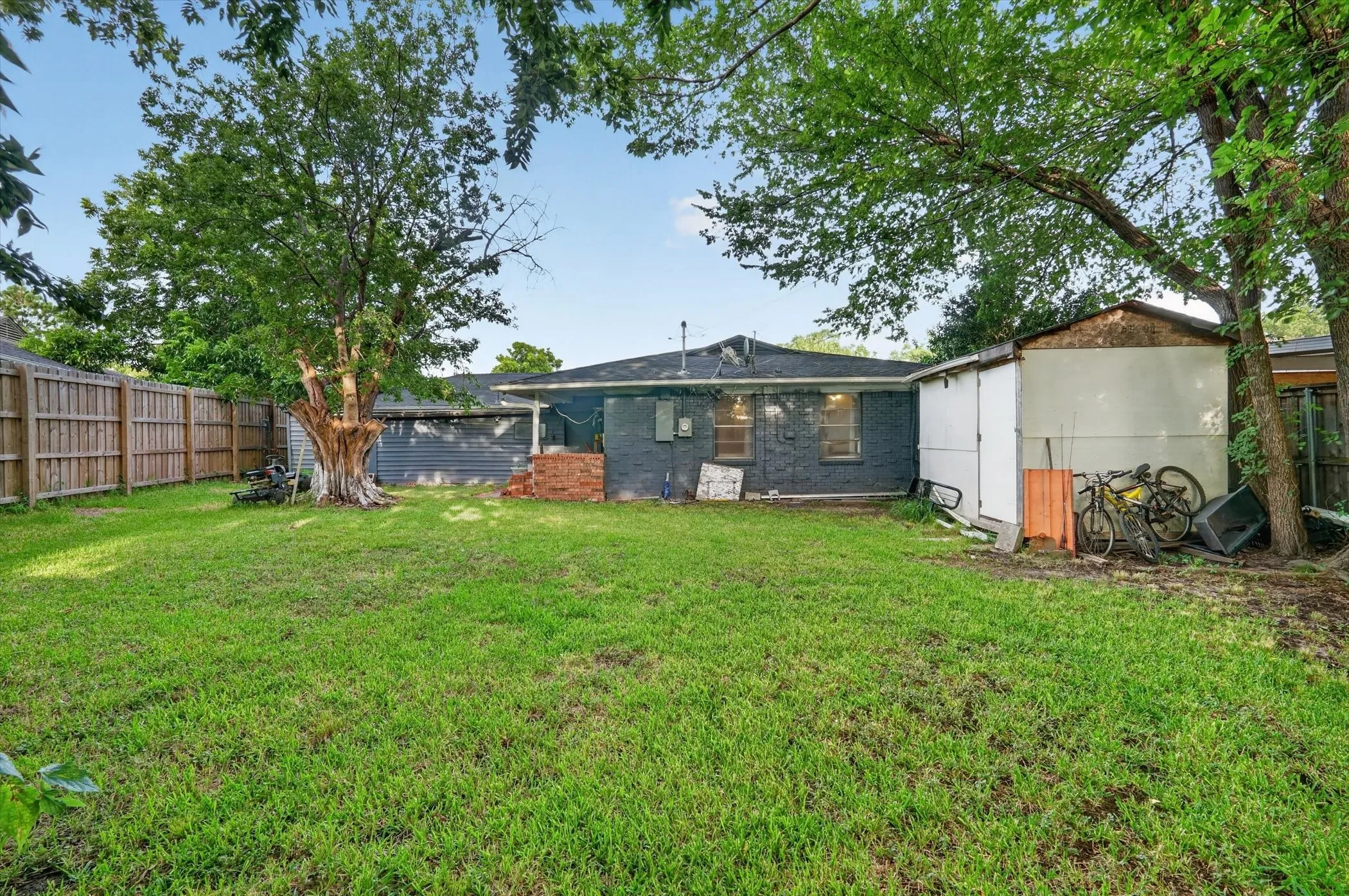 Single Family Residence For Sale in Dallas County , 1029 S Bryan Street, Mesquite, Texas 75149, 4 Bedroom, 2 Bathroom, Garage spaces, 1,906 Sqft, built in 1957, mls#21338670, Real Estate Agent in Mesquite, Homes For Sale in Dallas county, Homes For Sale in Mesquite, Realtor in Mesquite Texas, Real Estate Brokerage Independent Realty Texas, Luminita Cordes Realtor