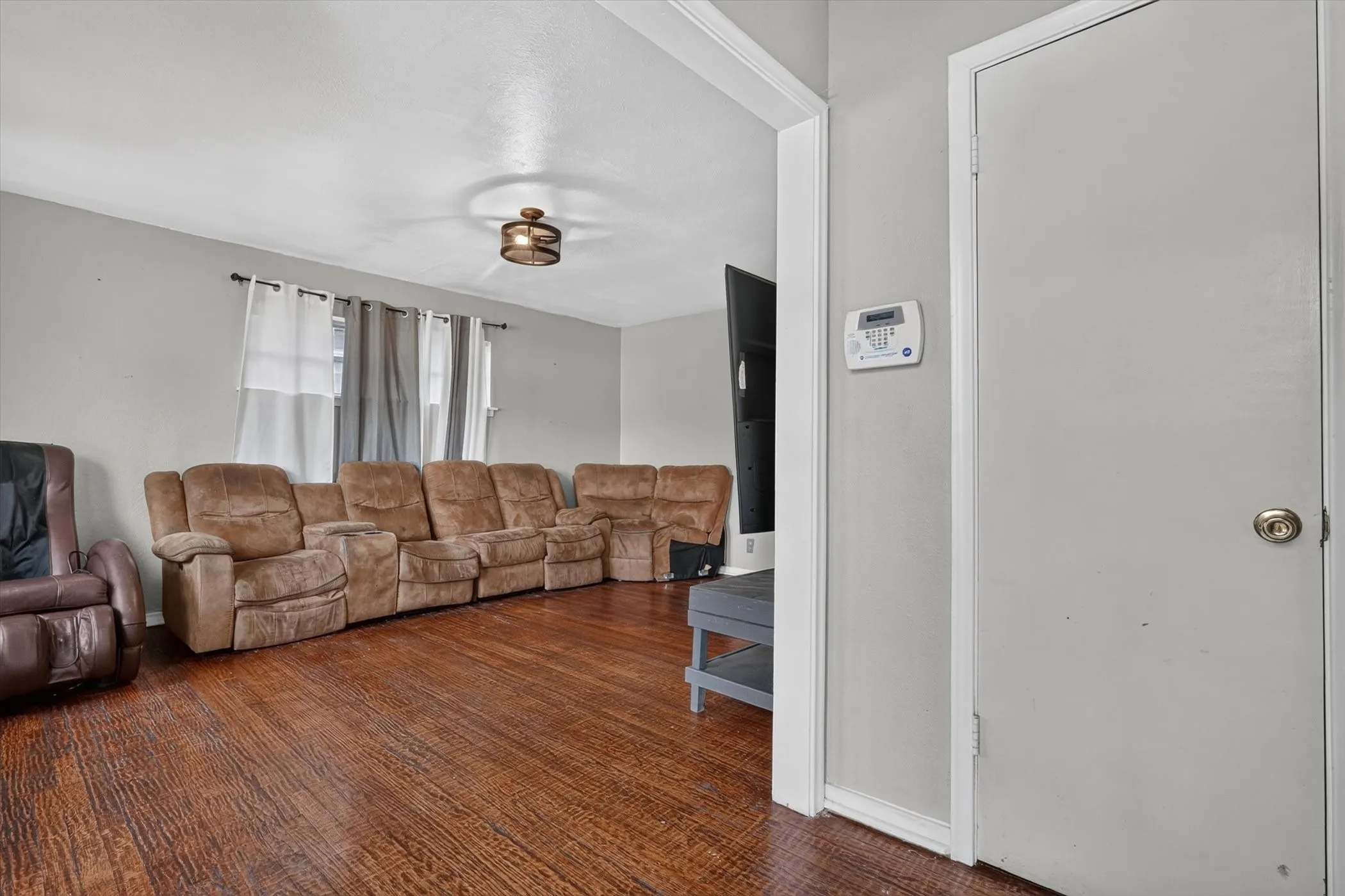 Single Family Residence For Sale in Dallas County , 1029 S Bryan Street, Mesquite, Texas 75149, 4 Bedroom, 2 Bathroom, Garage spaces, 1,906 Sqft, built in 1957, mls#21338670, Real Estate Agent in Mesquite, Homes For Sale in Dallas county, Homes For Sale in Mesquite, Realtor in Mesquite Texas, Real Estate Brokerage Independent Realty Texas, Luminita Cordes Realtor