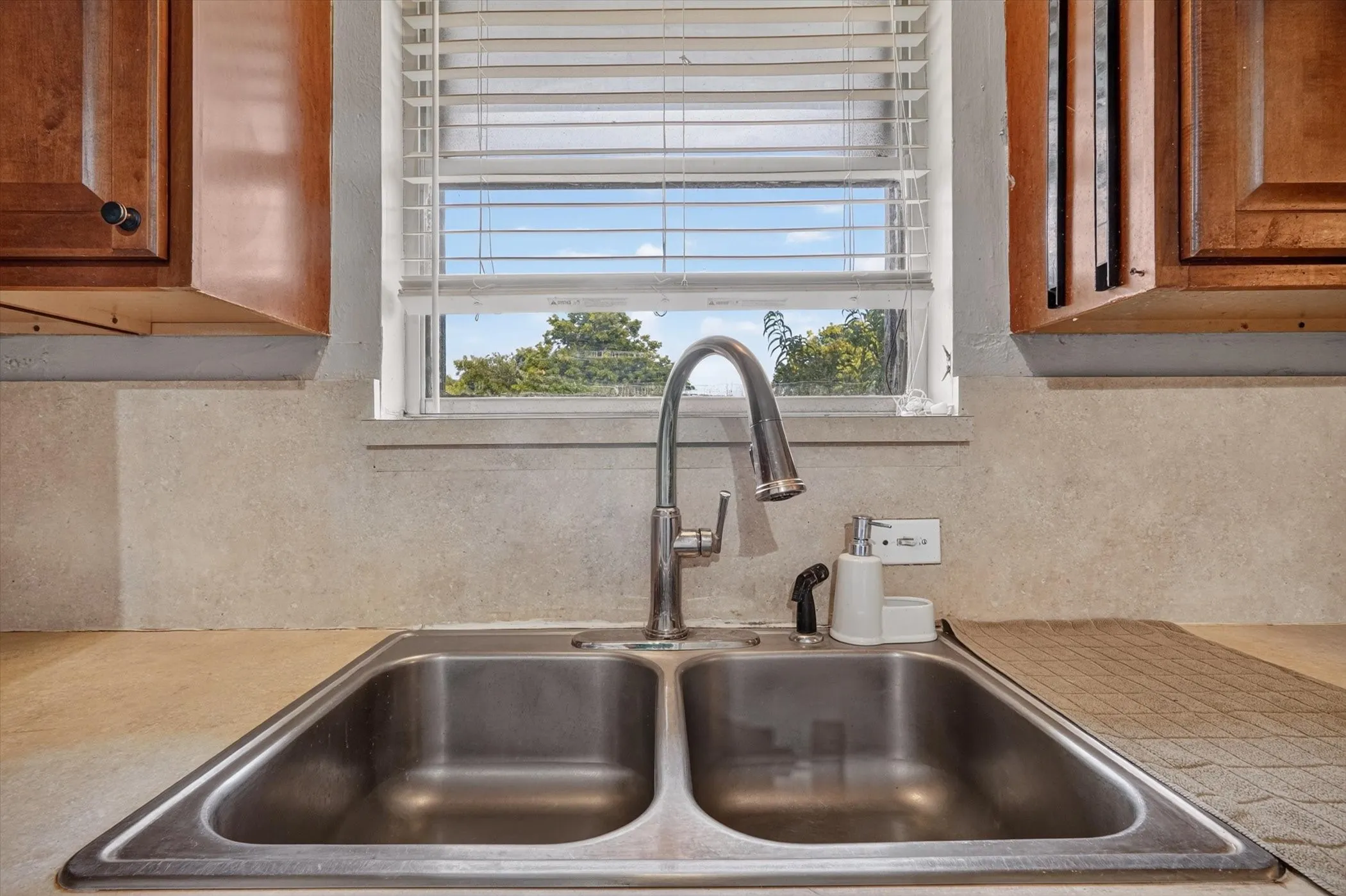 Single Family Residence For Sale in Dallas County , 1029 S Bryan Street, Mesquite, Texas 75149, 4 Bedroom, 2 Bathroom, Garage spaces, 1,906 Sqft, built in 1957, mls#21338670, Real Estate Agent in Mesquite, Homes For Sale in Dallas county, Homes For Sale in Mesquite, Realtor in Mesquite Texas, Real Estate Brokerage Independent Realty Texas, Luminita Cordes Realtor
