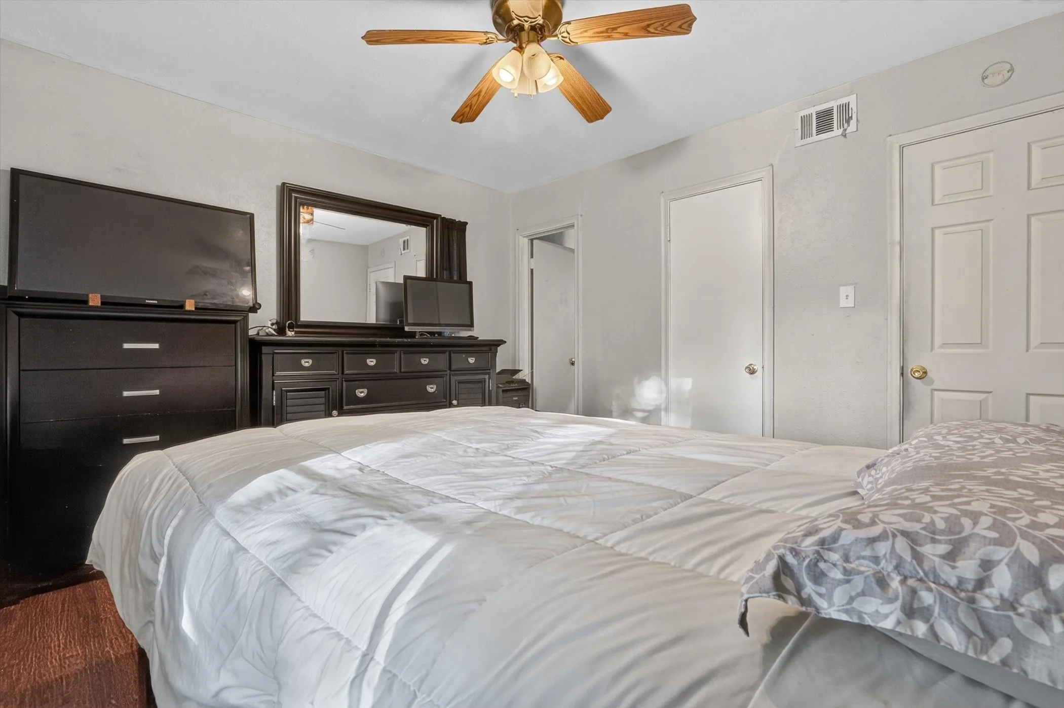 Single Family Residence For Sale in Dallas County , 1029 S Bryan Street, Mesquite, Texas 75149, 4 Bedroom, 2 Bathroom, Garage spaces, 1,906 Sqft, built in 1957, mls#21338670, Real Estate Agent in Mesquite, Homes For Sale in Dallas county, Homes For Sale in Mesquite, Realtor in Mesquite Texas, Real Estate Brokerage Independent Realty Texas, Luminita Cordes Realtor