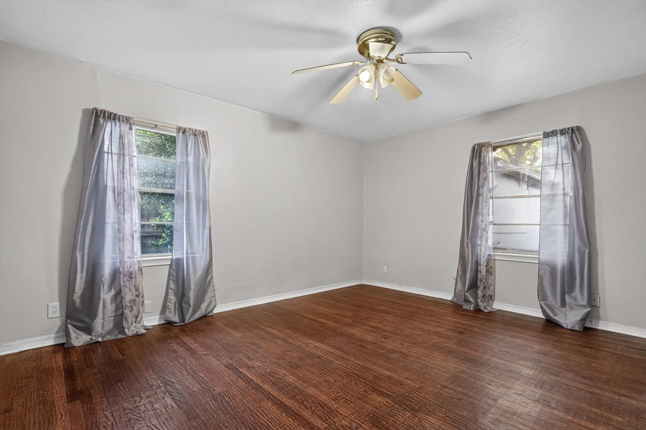 Single Family Residence For Sale in Dallas County , 1029 S Bryan Street, Mesquite, Texas 75149, 4 Bedroom, 2 Bathroom, Garage spaces, 1,906 Sqft, built in 1957, mls#21338670, Real Estate Agent in Mesquite, Homes For Sale in Dallas county, Homes For Sale in Mesquite, Realtor in Mesquite Texas, Real Estate Brokerage Independent Realty Texas, Luminita Cordes Realtor