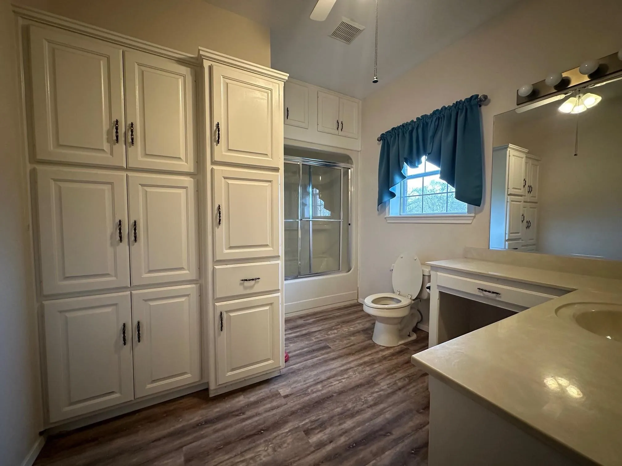 Single Family Residence For Sale in Hopkins County , 8099 W Interstate Highway 30, Cumby, Texas 75433, 4 Bedroom, 4 Bathroom, 2 Garage spaces, 3,016 Sqft, built in 1995, mls#21338895, Real Estate Agent in Cumby, Homes For Sale in Hopkins county, Homes For Sale in Cumby, Realtor in Cumby Texas, Real Estate Brokerage Independent Realty Texas, Luminita Cordes Realtor