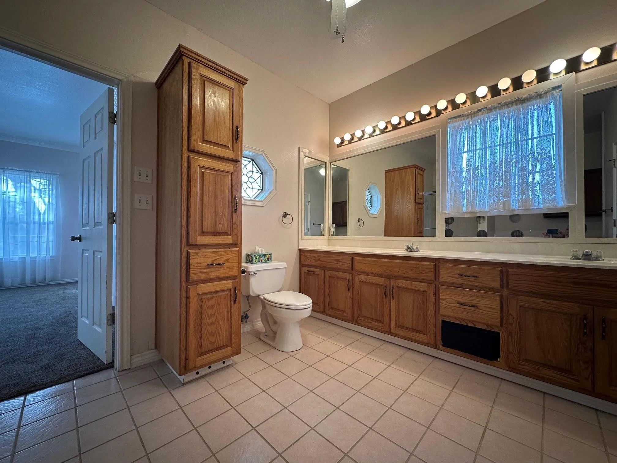 Single Family Residence For Sale in Hopkins County , 8099 W Interstate Highway 30, Cumby, Texas 75433, 4 Bedroom, 4 Bathroom, 2 Garage spaces, 3,016 Sqft, built in 1995, mls#21338895, Real Estate Agent in Cumby, Homes For Sale in Hopkins county, Homes For Sale in Cumby, Realtor in Cumby Texas, Real Estate Brokerage Independent Realty Texas, Luminita Cordes Realtor