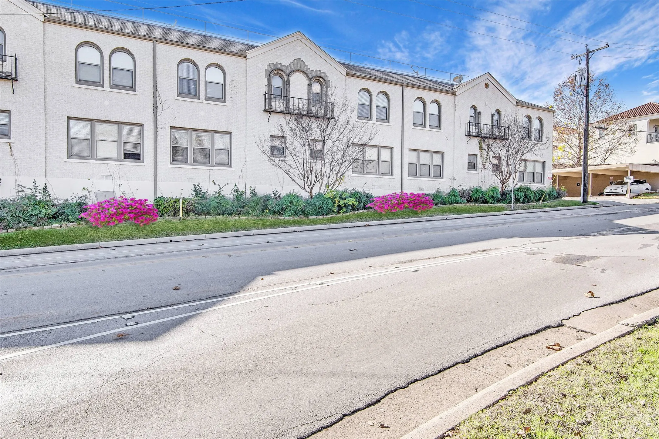 Apartment For Rent in Tarrant County , 2500 S University Drive, Fort Worth, Texas 76109, 1 Bedroom, 1 Bathroom, Garage spaces, 674 Sqft, built in 1929, mls#21338903, Real Estate Agent in Fort Worth, Homes For Rent in Tarrant county, Homes For Rent in Fort Worth, Realtor in Fort Worth Texas, Real Estate Brokerage Independent Realty Texas, Luminita Cordes Realtor