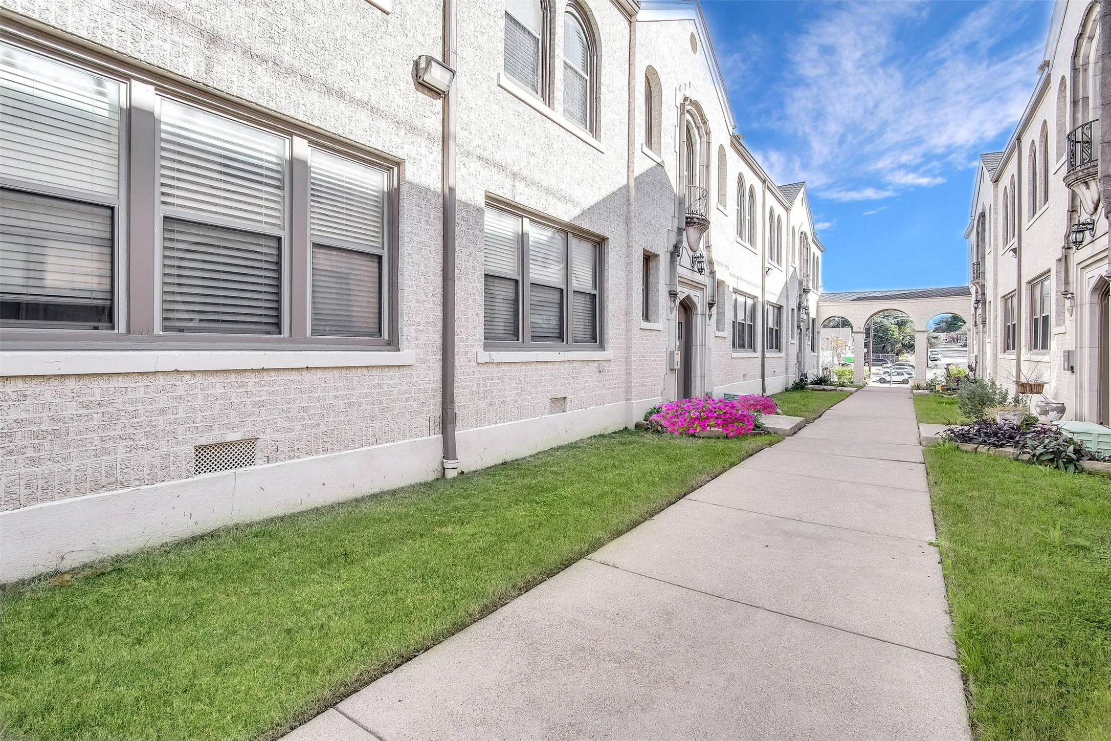 Apartment For Rent in Tarrant County , 2500 S University Drive, Fort Worth, Texas 76109, 1 Bedroom, 1 Bathroom, Garage spaces, 674 Sqft, built in 1929, mls#21338903, Real Estate Agent in Fort Worth, Homes For Rent in Tarrant county, Homes For Rent in Fort Worth, Realtor in Fort Worth Texas, Real Estate Brokerage Independent Realty Texas, Luminita Cordes Realtor