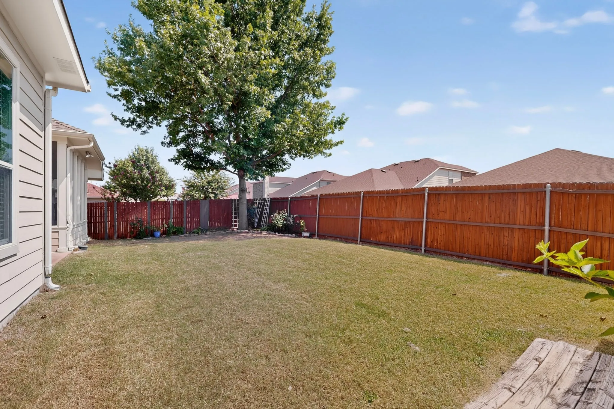 Single Family Residence For Sale in Kaufman County , 1635 Luckenbach Drive, Forney, Texas 75126, 5 Bedroom, 3 Bathroom, 2 Garage spaces, 2,904 Sqft, built in 2007, mls#21334986, Real Estate Agent in Forney, Homes For Sale in Kaufman county, Homes For Sale in Forney, Realtor in Forney Texas, Real Estate Brokerage Independent Realty Texas, Luminita Cordes Realtor