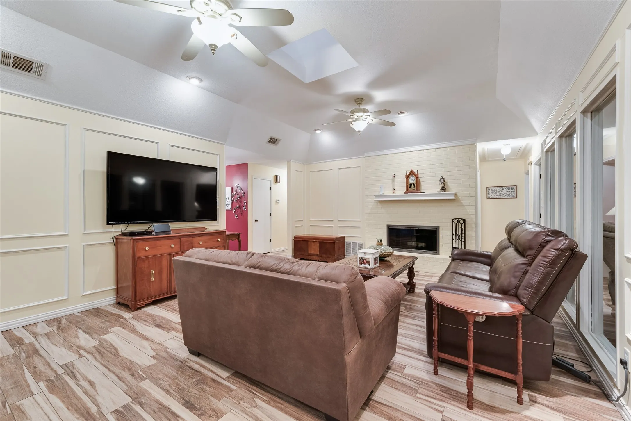 Single Family Residence For Sale in Dallas County , 800 Brownfield Drive, Mesquite, Texas 75150, 3 Bedroom, 2 Bathroom, 2 Garage spaces, 2,214 Sqft, built in 1983, mls#21335587, Real Estate Agent in Mesquite, Homes For Sale in Dallas county, Homes For Sale in Mesquite, Realtor in Mesquite Texas, Real Estate Brokerage Independent Realty Texas, Luminita Cordes Realtor
