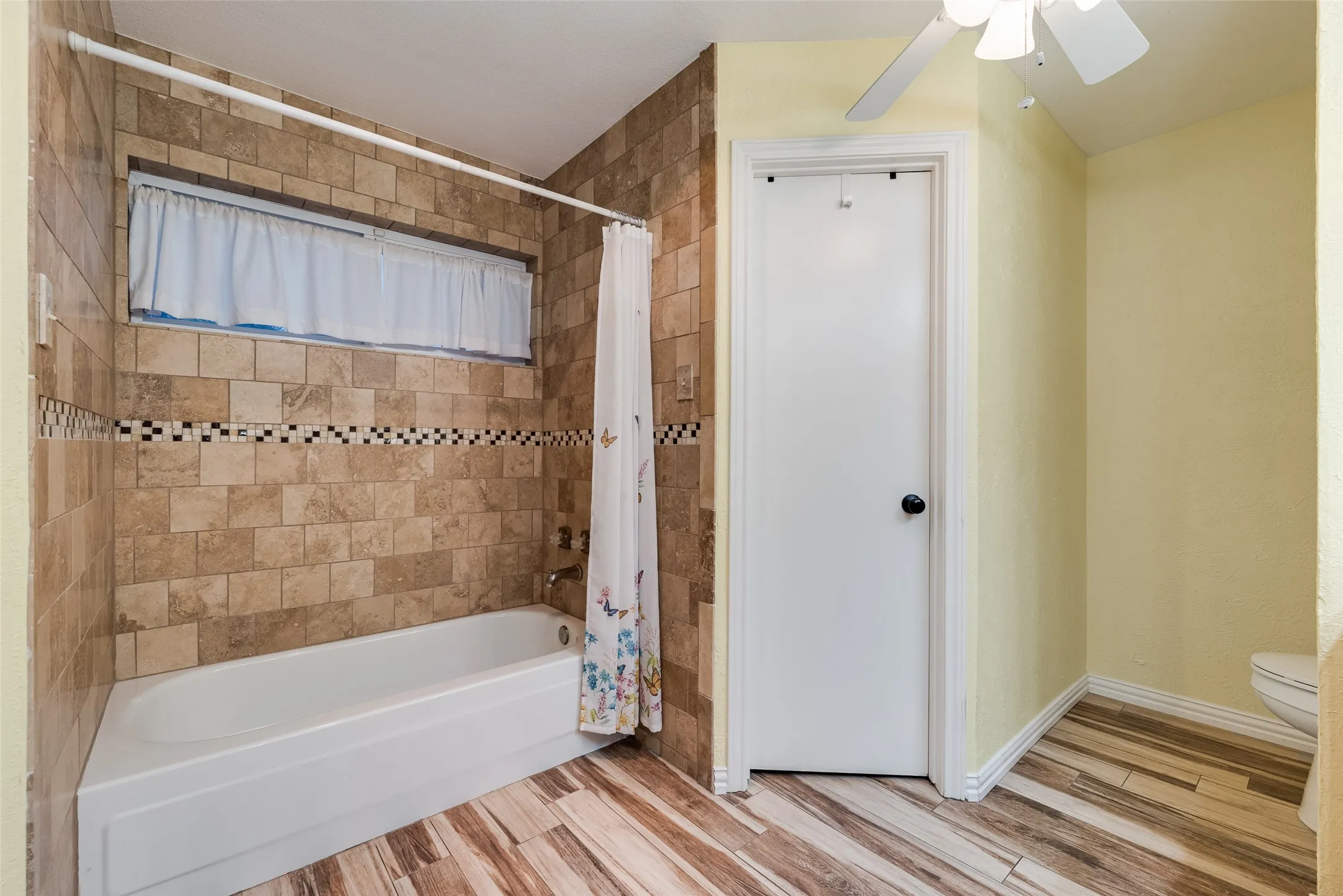Single Family Residence For Sale in Dallas County , 800 Brownfield Drive, Mesquite, Texas 75150, 3 Bedroom, 2 Bathroom, 2 Garage spaces, 2,214 Sqft, built in 1983, mls#21335587, Real Estate Agent in Mesquite, Homes For Sale in Dallas county, Homes For Sale in Mesquite, Realtor in Mesquite Texas, Real Estate Brokerage Independent Realty Texas, Luminita Cordes Realtor