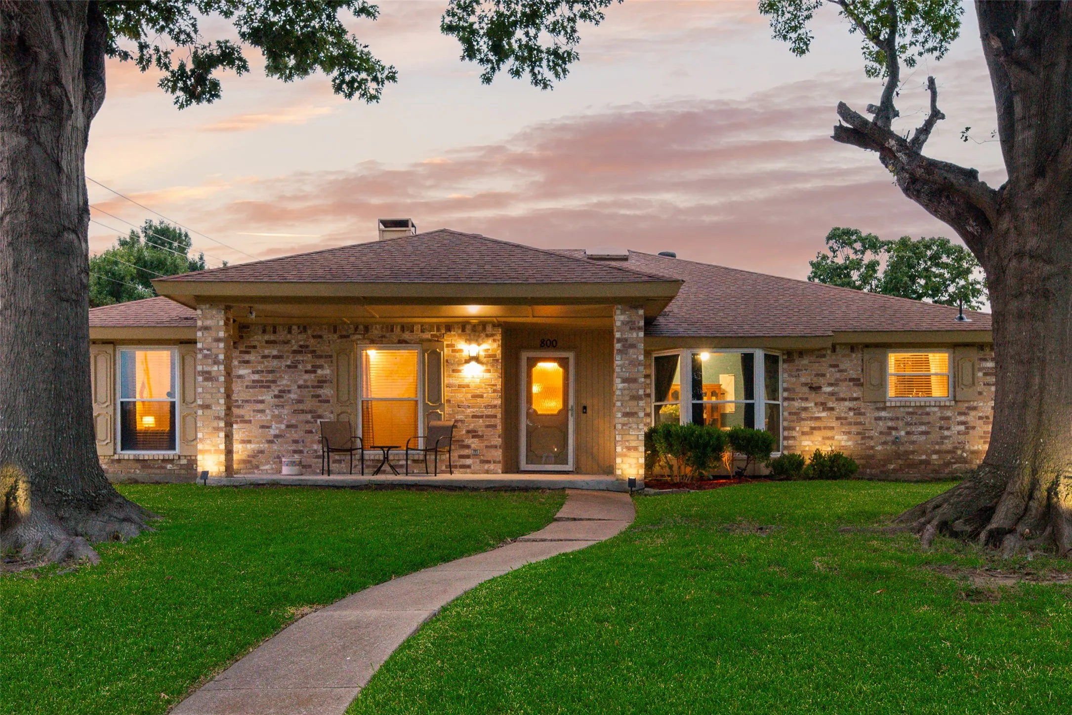 Single Family Residence For Sale in Dallas County , 800 Brownfield Drive, Mesquite, Texas 75150, 3 Bedroom, 2 Bathroom, 2 Garage spaces, 2,214 Sqft, built in 1983, mls#21335587, Real Estate Agent in Mesquite, Homes For Sale in Dallas county, Homes For Sale in Mesquite, Realtor in Mesquite Texas, Real Estate Brokerage Independent Realty Texas, Luminita Cordes Realtor