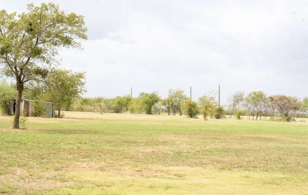 Single Family Residence For Sale in Hill County , 394 Hcr 1143, Blum, Texas 76627, 3 Bedroom, 2 Bathroom, Garage spaces, 1,152 Sqft, built in 1997, mls#21338558, Real Estate Agent in Blum, Homes For Sale in Hill county, Homes For Sale in Blum, Realtor in Blum Texas, Real Estate Brokerage Independent Realty Texas, Luminita Cordes Realtor
