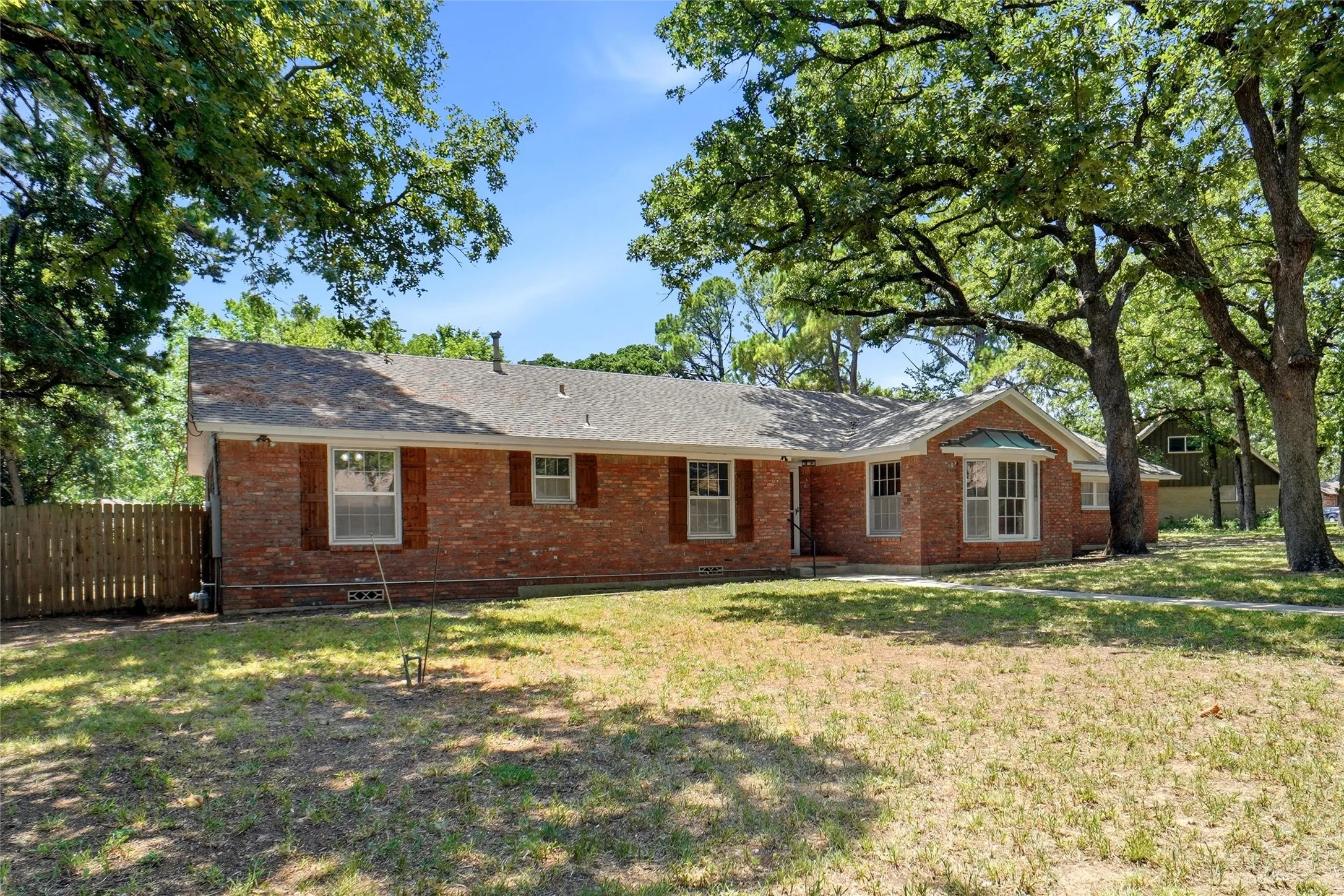Single Family Residence For Sale in Denton County , 900 Liveoak Street, Denton, Texas 76209, 4 Bedroom, 3 Bathroom, 2 Garage spaces, 2,556 Sqft, built in 1968, mls#21338930, Real Estate Agent in Denton, Homes For Sale in Denton county, Homes For Sale in Denton, Realtor in Denton Texas, Real Estate Brokerage Independent Realty Texas, Luminita Cordes Realtor