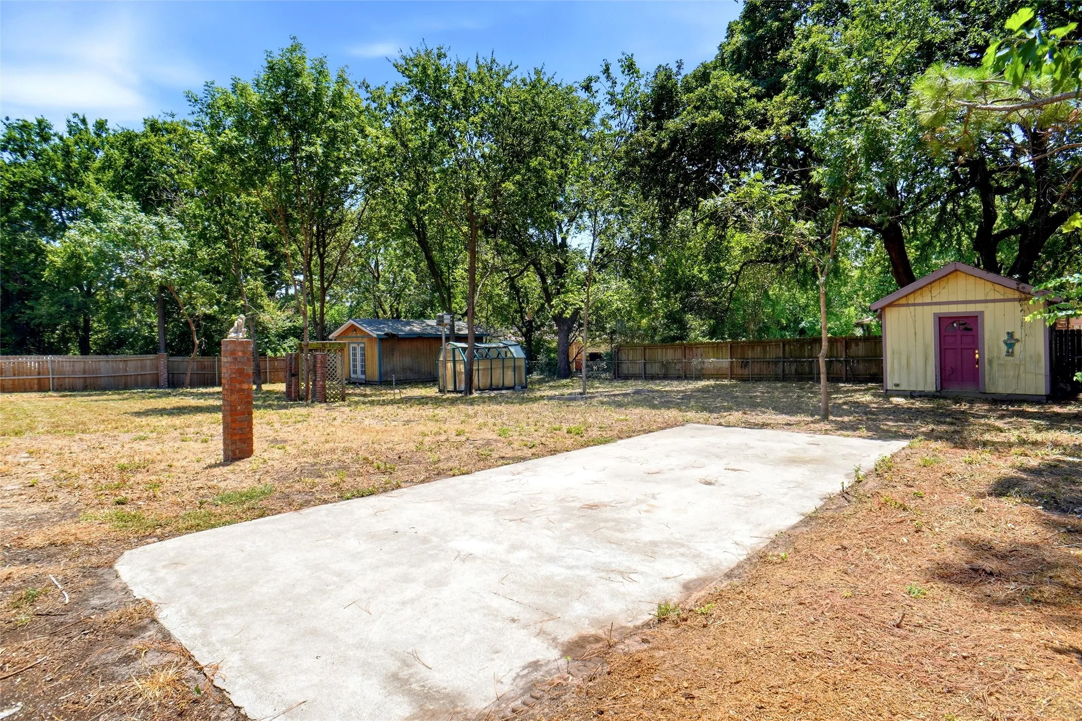 Single Family Residence For Sale in Denton County , 900 Liveoak Street, Denton, Texas 76209, 4 Bedroom, 3 Bathroom, 2 Garage spaces, 2,556 Sqft, built in 1968, mls#21338930, Real Estate Agent in Denton, Homes For Sale in Denton county, Homes For Sale in Denton, Realtor in Denton Texas, Real Estate Brokerage Independent Realty Texas, Luminita Cordes Realtor