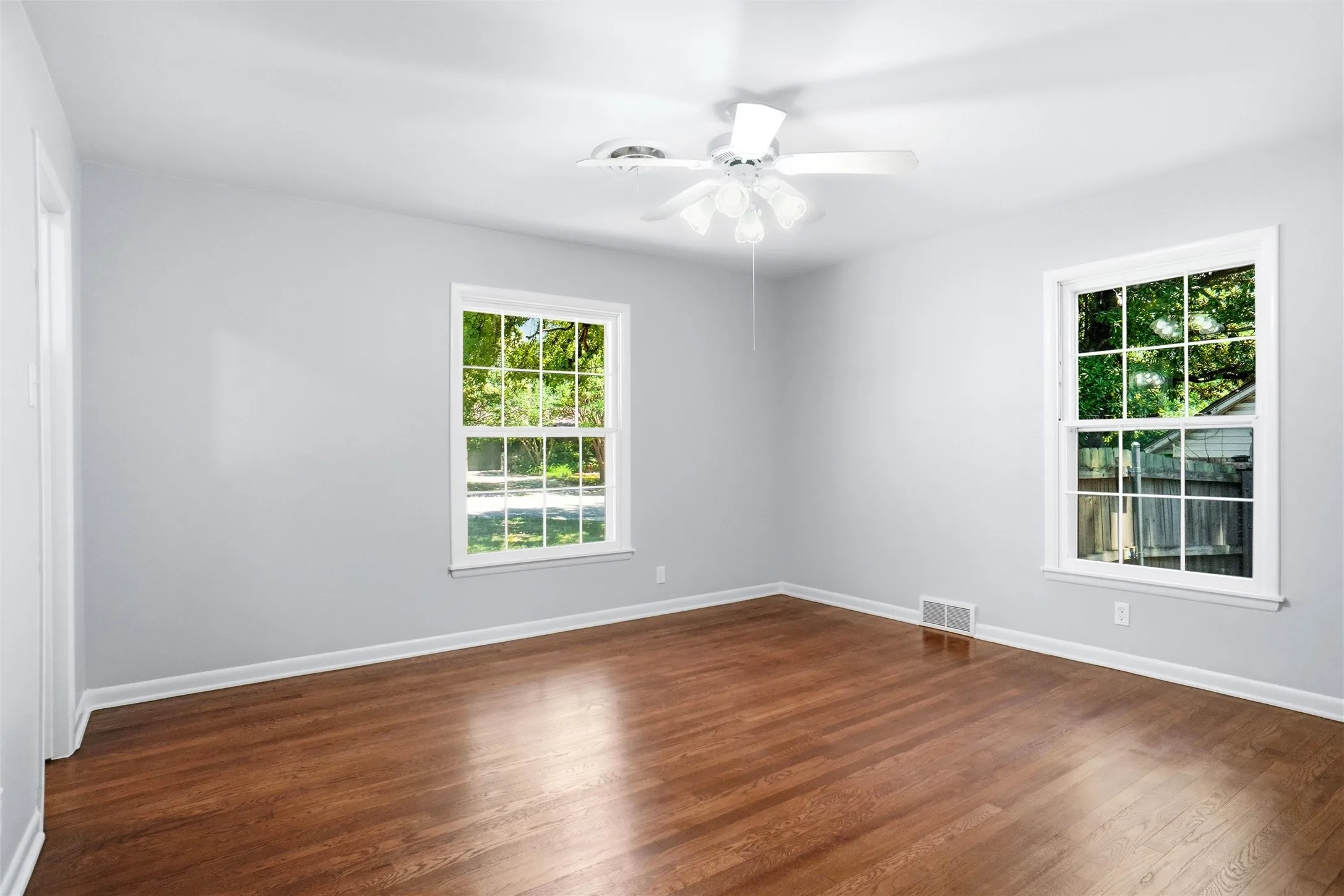 Single Family Residence For Sale in Denton County , 900 Liveoak Street, Denton, Texas 76209, 4 Bedroom, 3 Bathroom, 2 Garage spaces, 2,556 Sqft, built in 1968, mls#21338930, Real Estate Agent in Denton, Homes For Sale in Denton county, Homes For Sale in Denton, Realtor in Denton Texas, Real Estate Brokerage Independent Realty Texas, Luminita Cordes Realtor