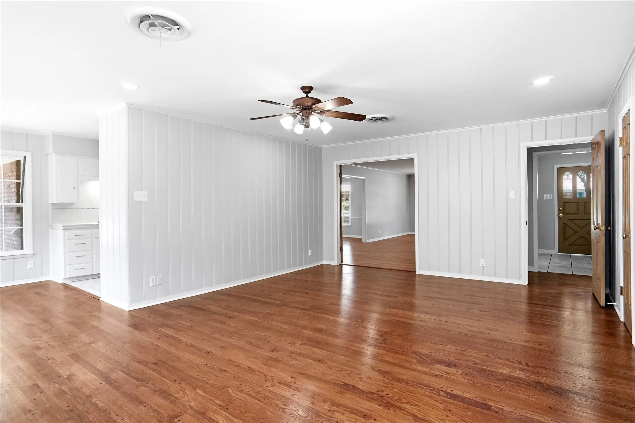 Single Family Residence For Sale in Denton County , 900 Liveoak Street, Denton, Texas 76209, 4 Bedroom, 3 Bathroom, 2 Garage spaces, 2,556 Sqft, built in 1968, mls#21338930, Real Estate Agent in Denton, Homes For Sale in Denton county, Homes For Sale in Denton, Realtor in Denton Texas, Real Estate Brokerage Independent Realty Texas, Luminita Cordes Realtor
