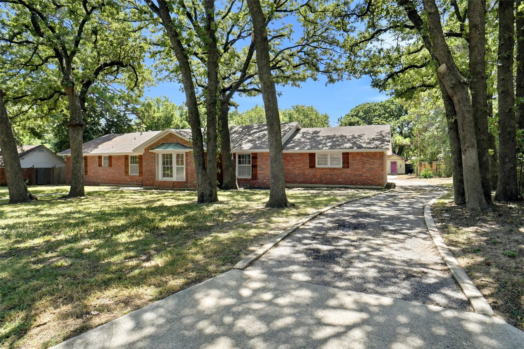 Single Family Residence For Sale in Denton County , 900 Liveoak Street, Denton, Texas 76209, 4 Bedroom, 3 Bathroom, 2 Garage spaces, 2,556 Sqft, built in 1968, mls#21338930, Real Estate Agent in Denton, Homes For Sale in Denton county, Homes For Sale in Denton, Realtor in Denton Texas, Real Estate Brokerage Independent Realty Texas, Luminita Cordes Realtor