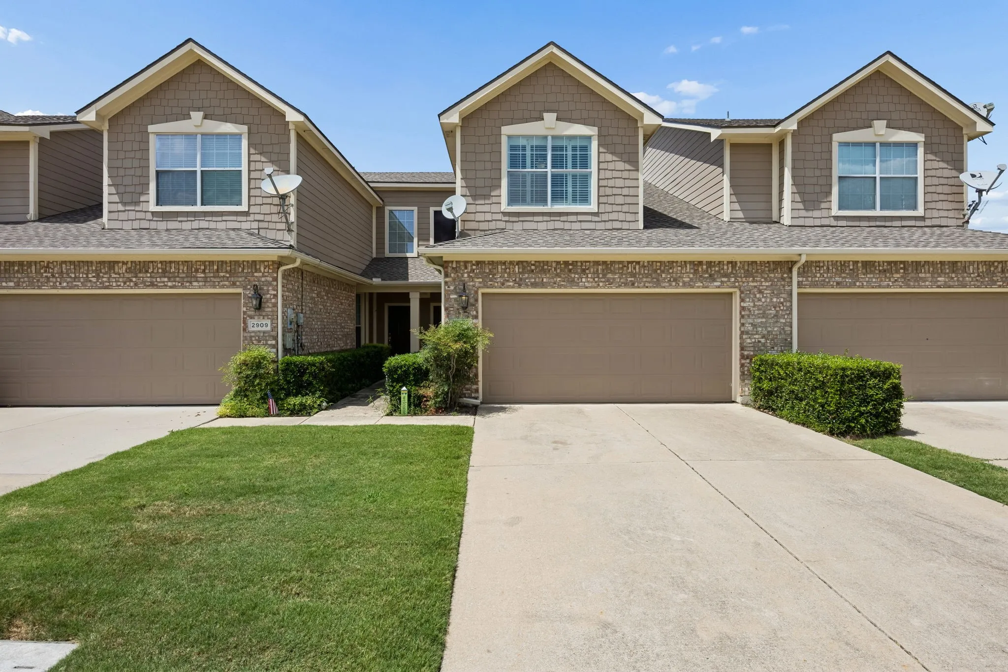 Townhouse For Sale in Collin County , 2905 Percey Lane, Plano, Texas 75025, 2 Bedroom, 2 Bathroom, 2 Garage spaces, 1,448 Sqft, built in 2002, mls#21336963, Real Estate Agent in Plano, Homes For Sale in Collin county, Homes For Sale in Plano, Realtor in Plano Texas, Real Estate Brokerage Independent Realty Texas, Luminita Cordes Realtor