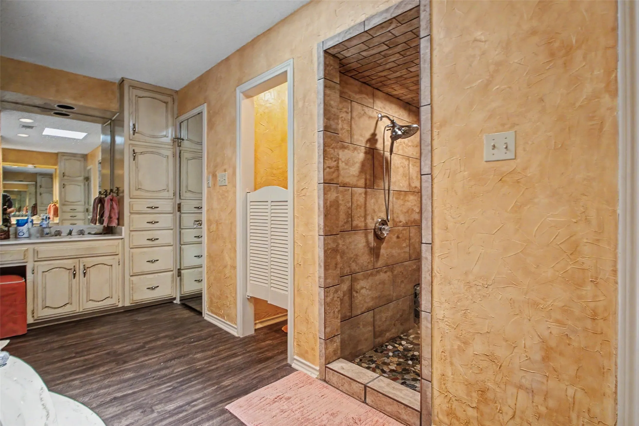 Single Family Residence For Sale in Tarrant County , 6717 River Bend Road, Fort Worth, Texas 76132, 4 Bedroom, 3 Bathroom, 2 Garage spaces, 3,100 Sqft, built in 1980, mls#21337224, Real Estate Agent in Fort Worth, Homes For Sale in Tarrant county, Homes For Sale in Fort Worth, Realtor in Fort Worth Texas, Real Estate Brokerage Independent Realty Texas, Luminita Cordes Realtor