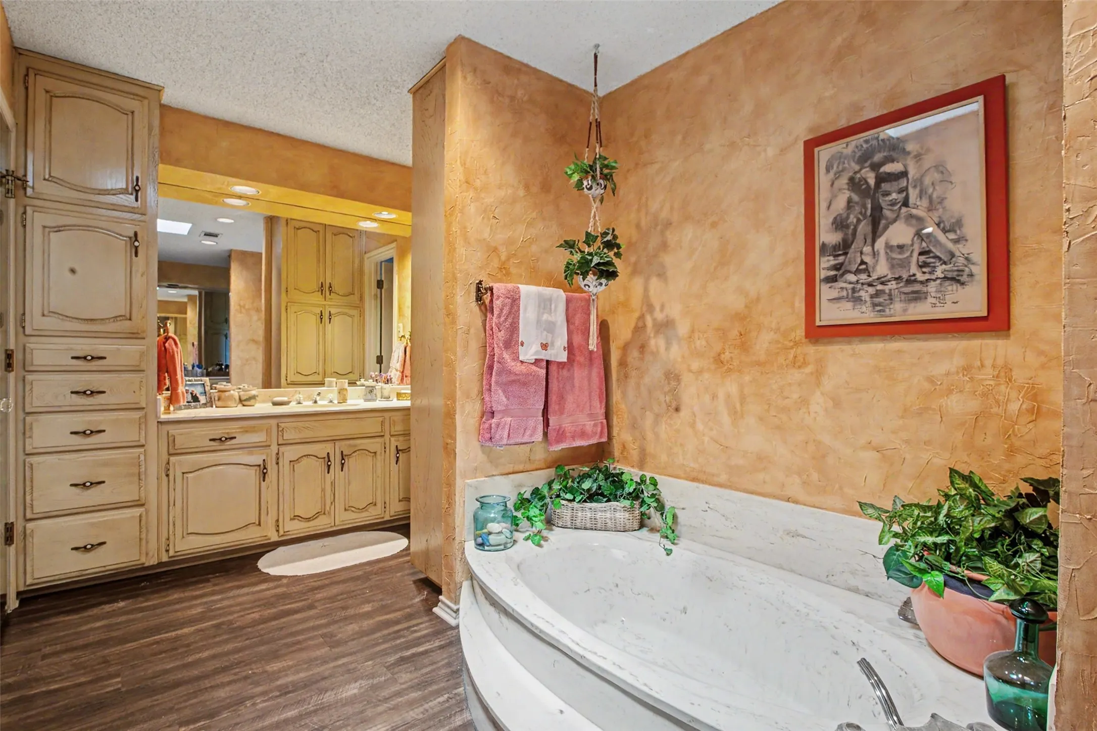 Single Family Residence For Sale in Tarrant County , 6717 River Bend Road, Fort Worth, Texas 76132, 4 Bedroom, 3 Bathroom, 2 Garage spaces, 3,100 Sqft, built in 1980, mls#21337224, Real Estate Agent in Fort Worth, Homes For Sale in Tarrant county, Homes For Sale in Fort Worth, Realtor in Fort Worth Texas, Real Estate Brokerage Independent Realty Texas, Luminita Cordes Realtor