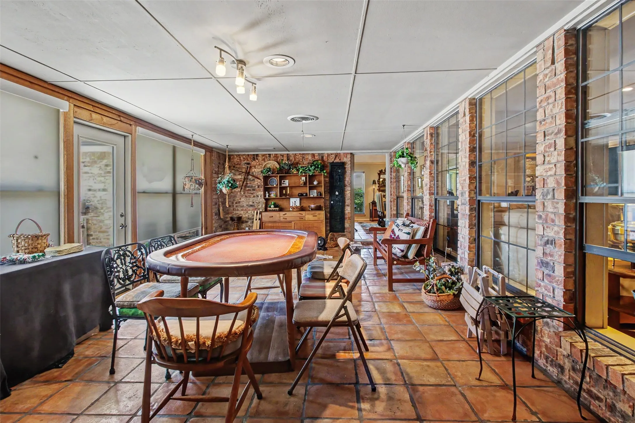 Single Family Residence For Sale in Tarrant County , 6717 River Bend Road, Fort Worth, Texas 76132, 4 Bedroom, 3 Bathroom, 2 Garage spaces, 3,100 Sqft, built in 1980, mls#21337224, Real Estate Agent in Fort Worth, Homes For Sale in Tarrant county, Homes For Sale in Fort Worth, Realtor in Fort Worth Texas, Real Estate Brokerage Independent Realty Texas, Luminita Cordes Realtor