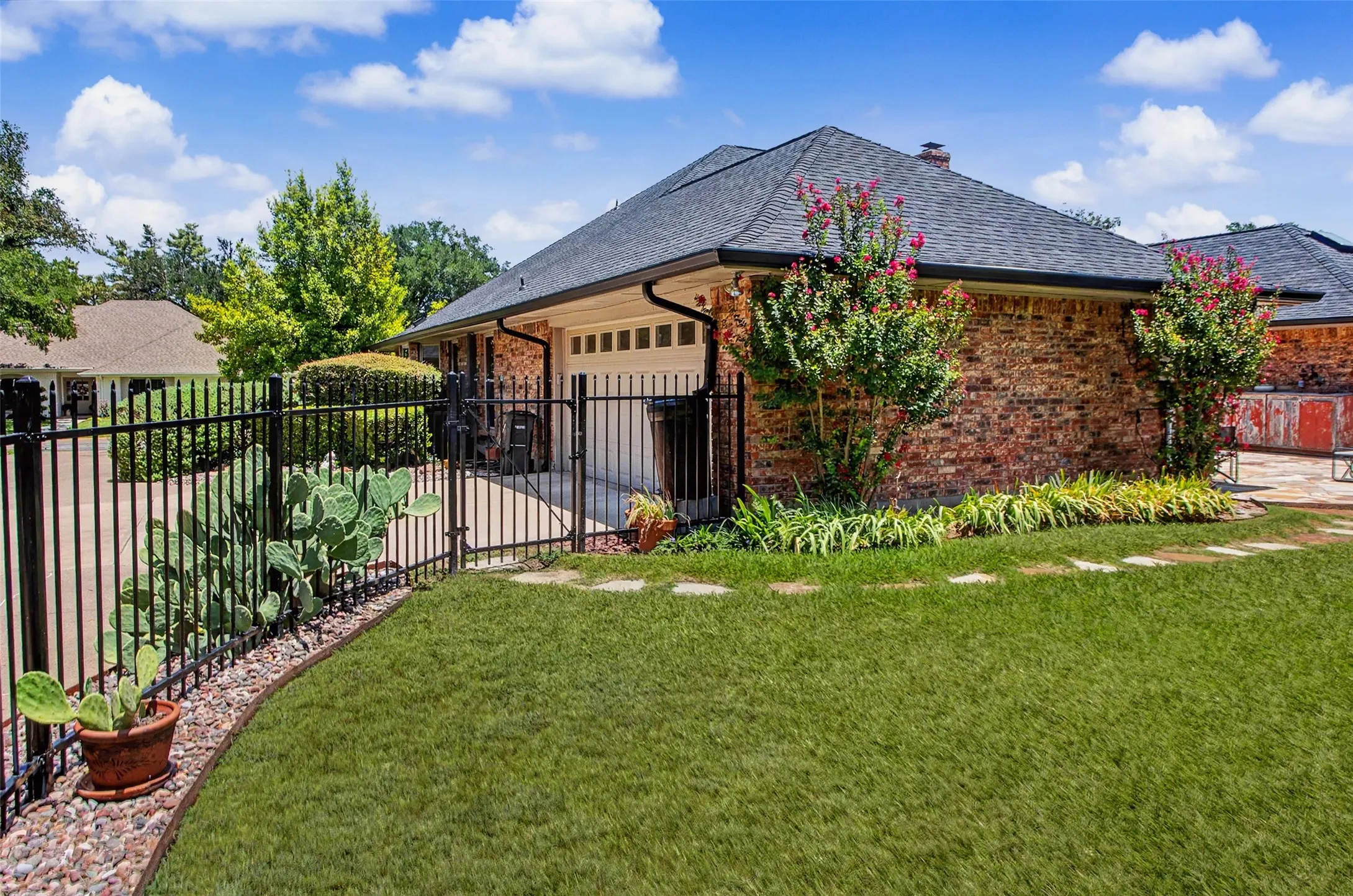 Single Family Residence For Sale in Tarrant County , 6717 River Bend Road, Fort Worth, Texas 76132, 4 Bedroom, 3 Bathroom, 2 Garage spaces, 3,100 Sqft, built in 1980, mls#21337224, Real Estate Agent in Fort Worth, Homes For Sale in Tarrant county, Homes For Sale in Fort Worth, Realtor in Fort Worth Texas, Real Estate Brokerage Independent Realty Texas, Luminita Cordes Realtor