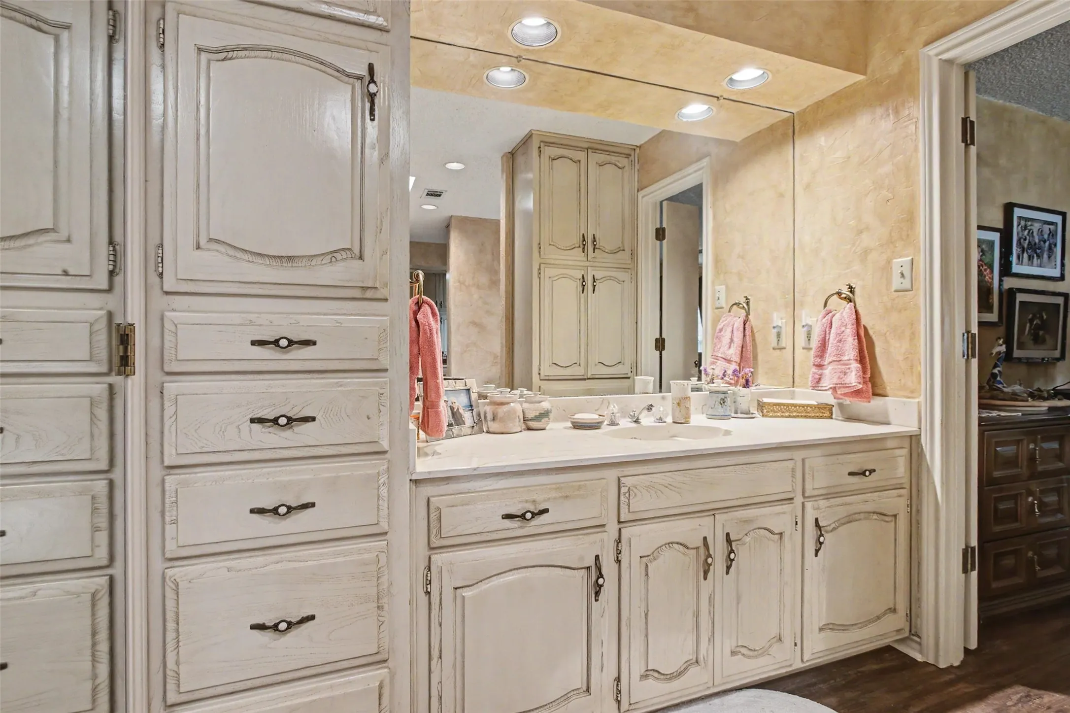 Single Family Residence For Sale in Tarrant County , 6717 River Bend Road, Fort Worth, Texas 76132, 4 Bedroom, 3 Bathroom, 2 Garage spaces, 3,100 Sqft, built in 1980, mls#21337224, Real Estate Agent in Fort Worth, Homes For Sale in Tarrant county, Homes For Sale in Fort Worth, Realtor in Fort Worth Texas, Real Estate Brokerage Independent Realty Texas, Luminita Cordes Realtor